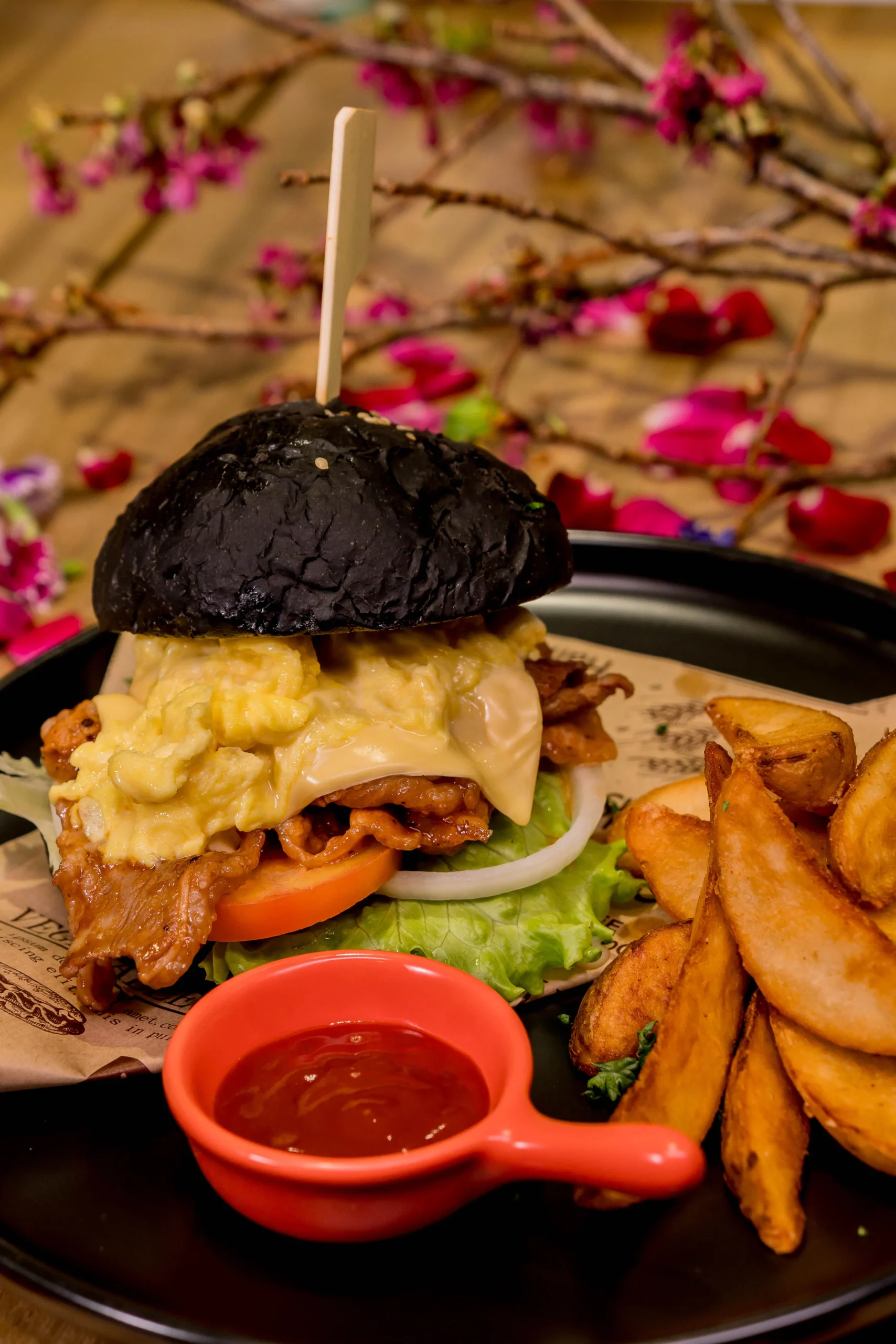 粉絲必朝聖！MOJOIN 打造人氣BL大作《叛逆玩家》主題咖啡廳復刻經典場景、主題餐點與全新周邊 一次滿足CP粉！