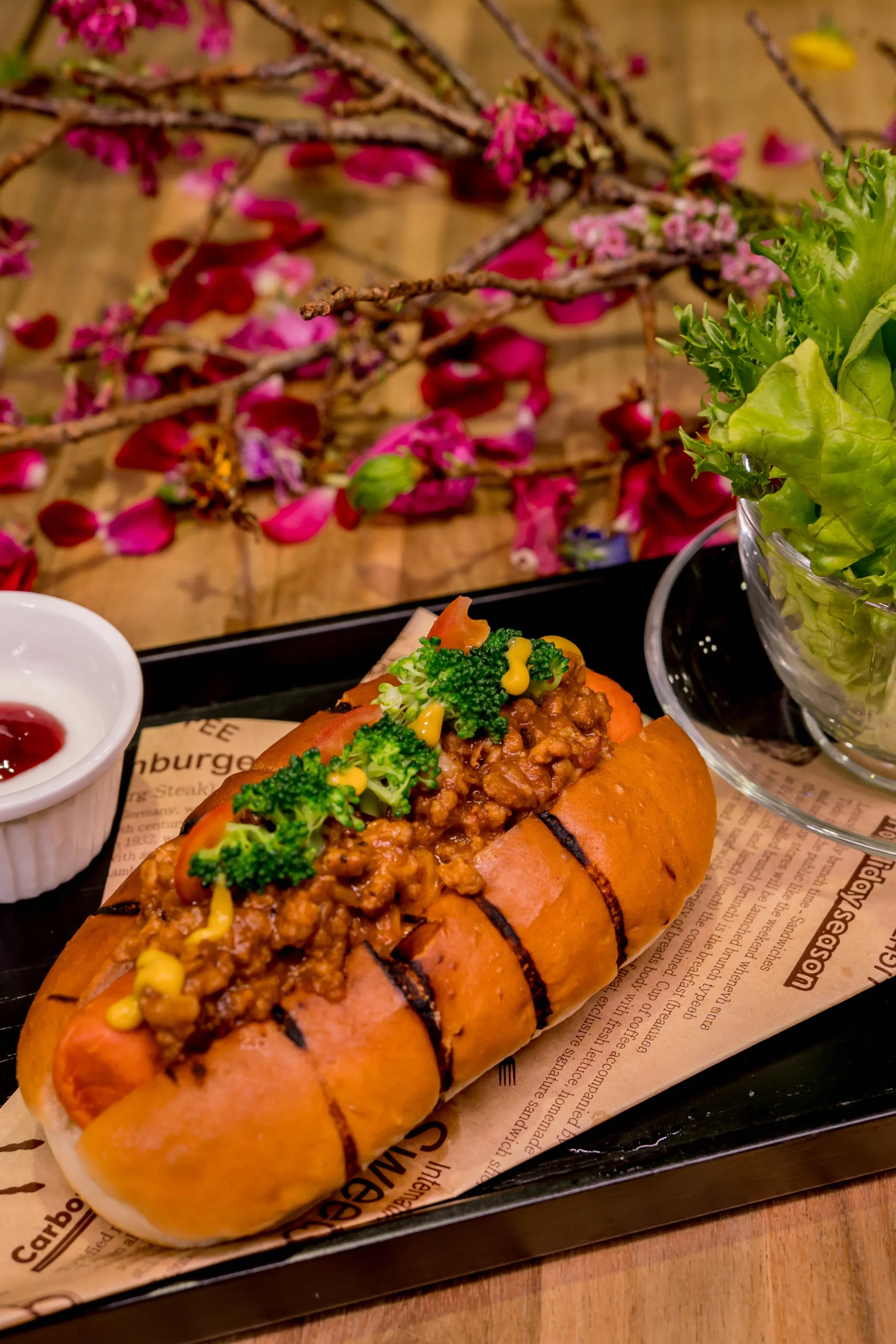 粉絲必朝聖！MOJOIN 打造人氣BL大作《叛逆玩家》主題咖啡廳復刻經典場景、主題餐點與全新周邊 一次滿足CP粉！