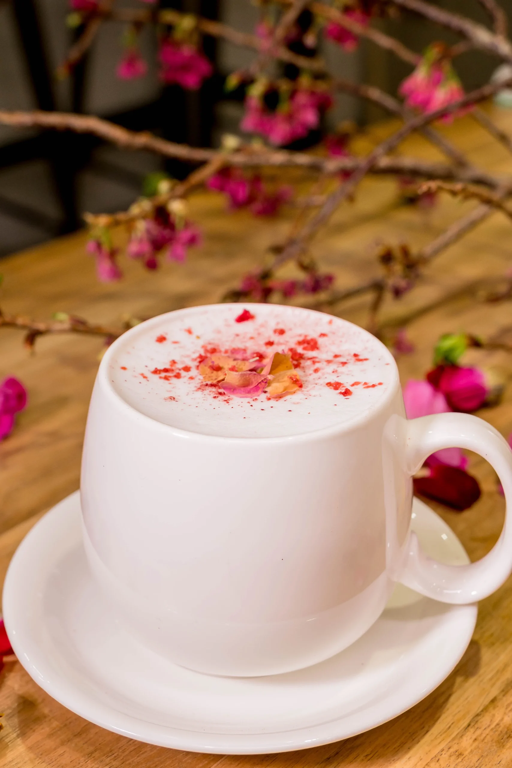 粉絲必朝聖！MOJOIN 打造人氣BL大作《叛逆玩家》主題咖啡廳復刻經典場景、主題餐點與全新周邊 一次滿足CP粉！