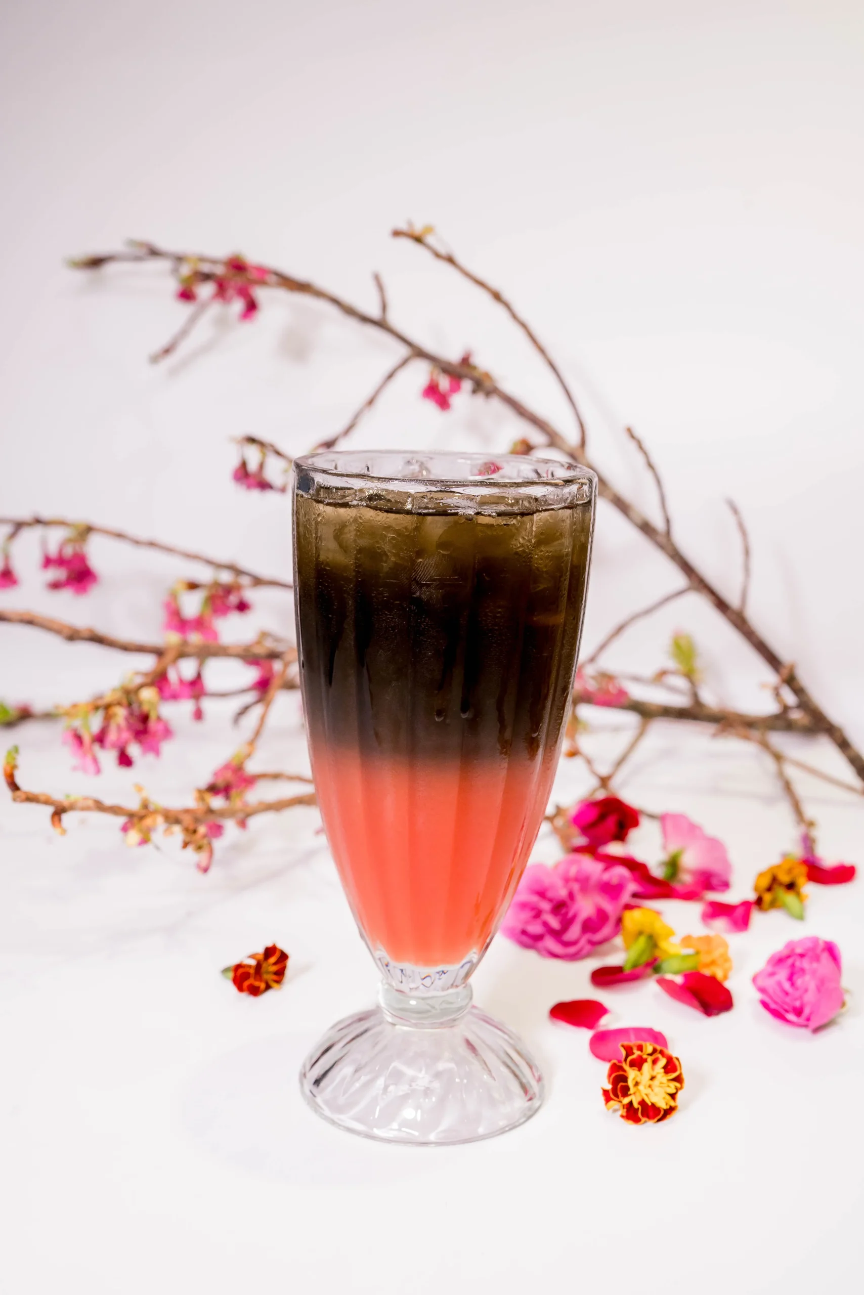 粉絲必朝聖！MOJOIN 打造人氣BL大作《叛逆玩家》主題咖啡廳復刻經典場景、主題餐點與全新周邊 一次滿足CP粉！