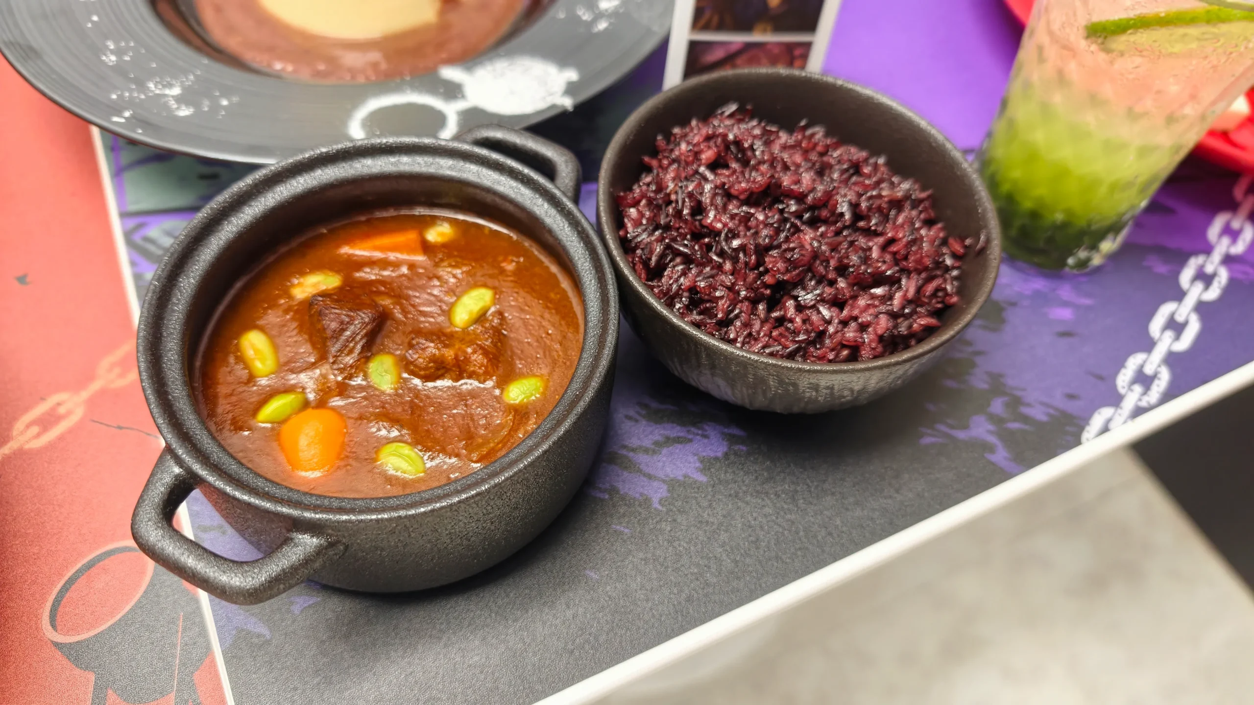 【開箱】《進擊的巨人 搖滾世代》ｘ次元波板糖聯動主題餐廳，人氣 IP 全新風貌！