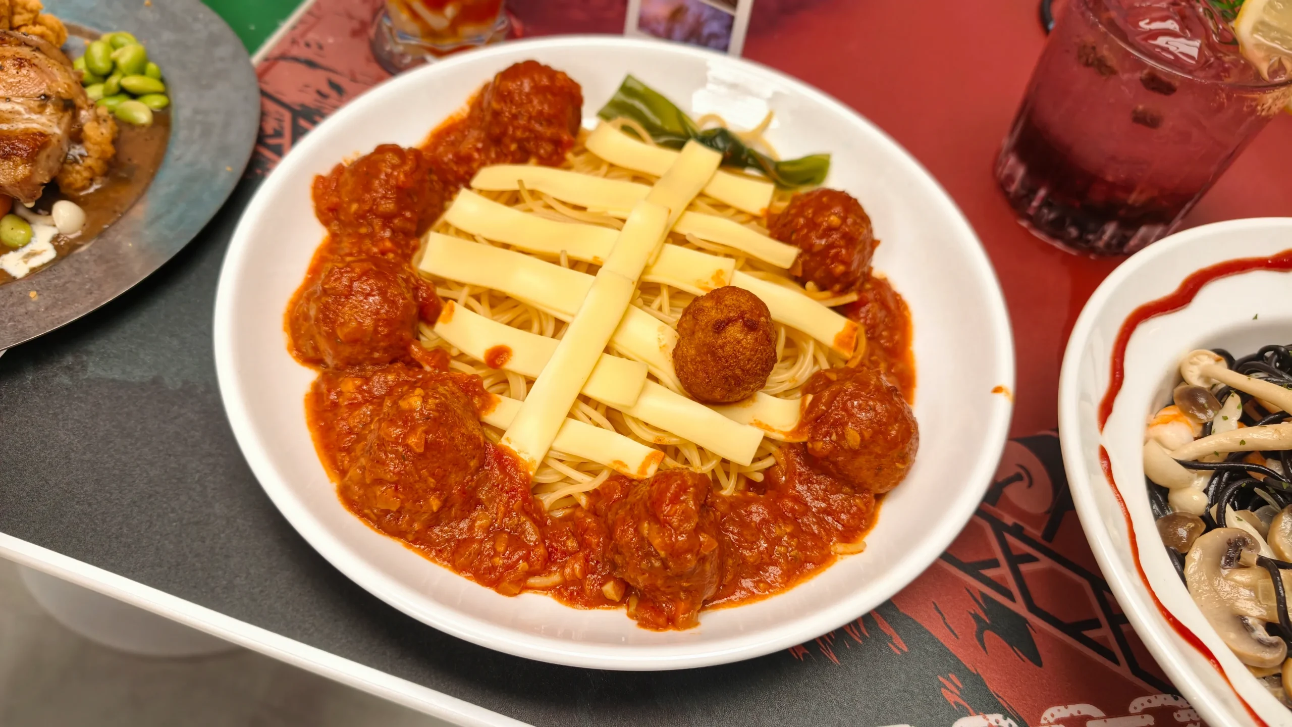 【開箱】《進擊的巨人 搖滾世代》ｘ次元波板糖聯動主題餐廳，人氣 IP 全新風貌！