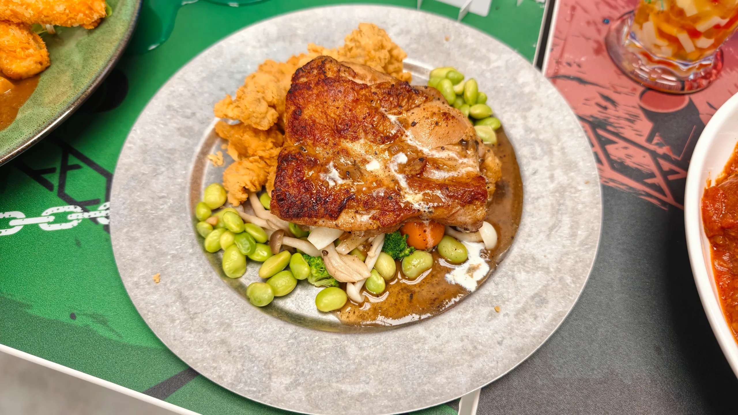 【開箱】《進擊的巨人 搖滾世代》ｘ次元波板糖聯動主題餐廳，人氣 IP 全新風貌！