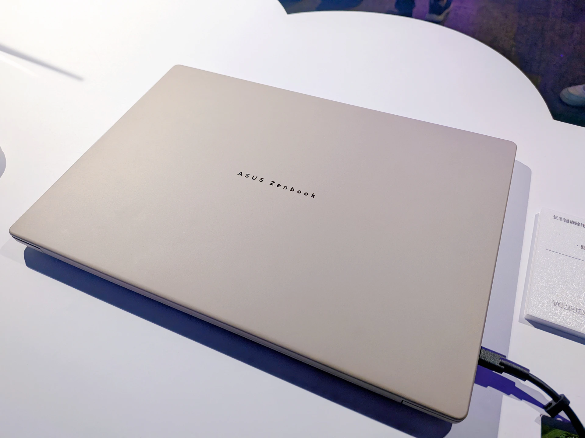 16吋只有1.2公斤 華碩AI筆電Zenbook A16登場