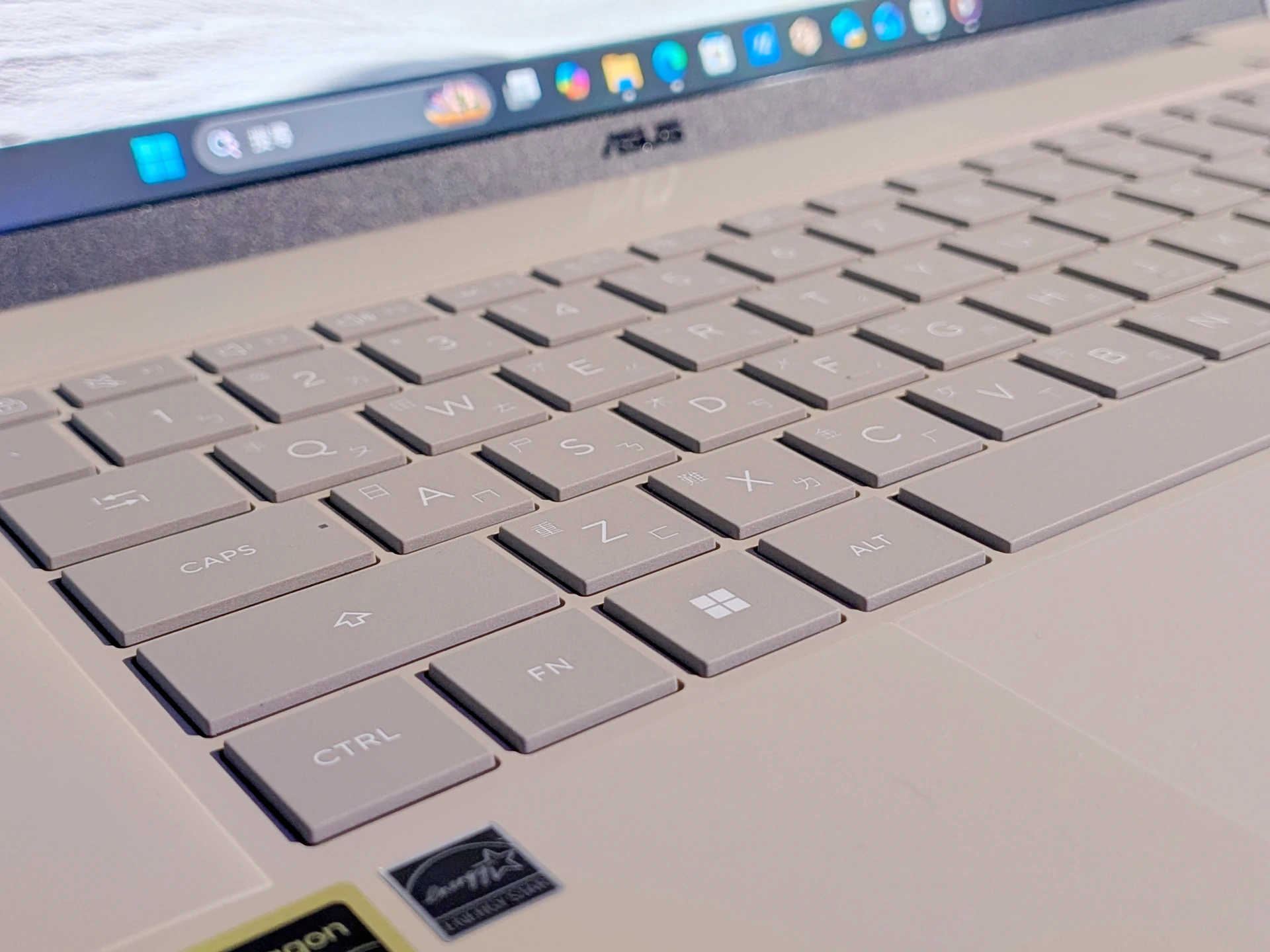 16吋只有1.2公斤 華碩AI筆電Zenbook A16登場