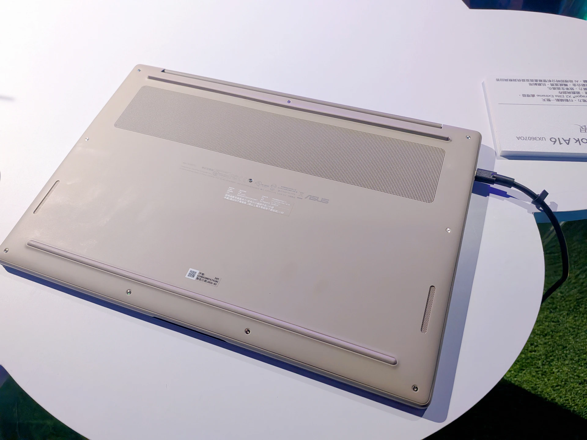 16吋只有1.2公斤　華碩AI筆電Zenbook A16登場