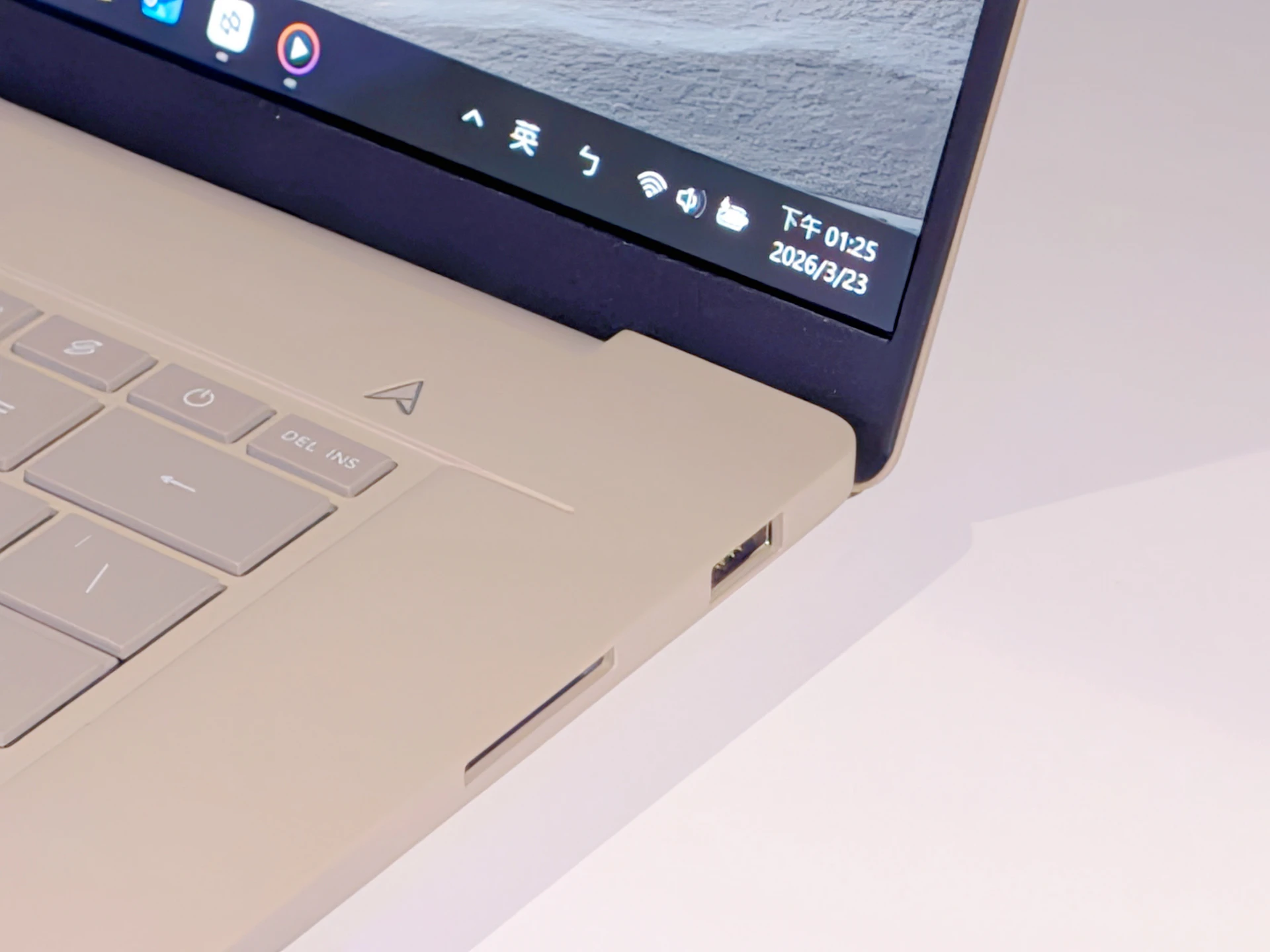 16吋只有1.2公斤　華碩AI筆電Zenbook A16登場