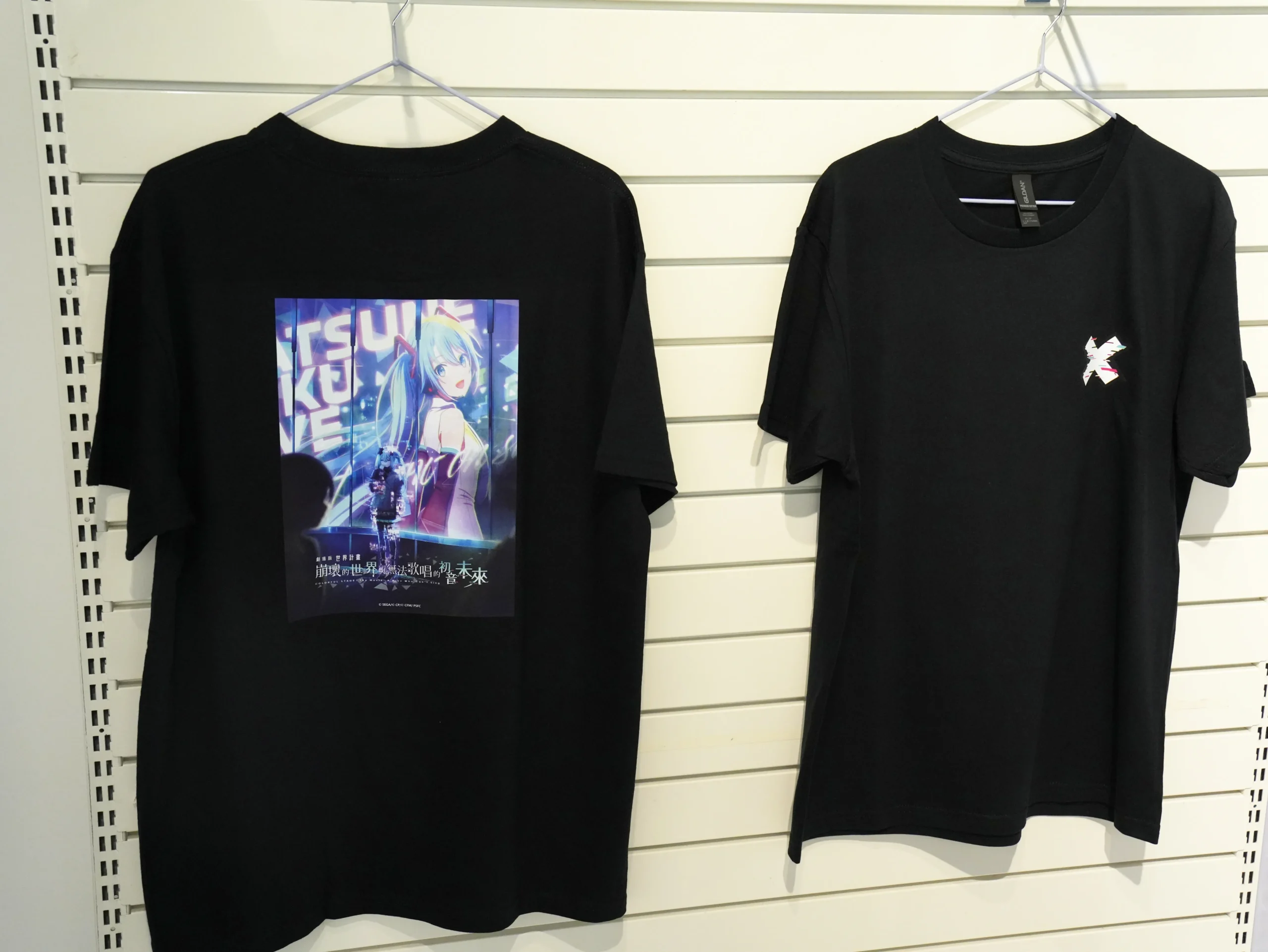 【開箱】《劇場版 世界計畫 崩壞的世界與無法歌唱的初音未來》x 萌番 MoreFun，找回最初歌唱的勇氣！