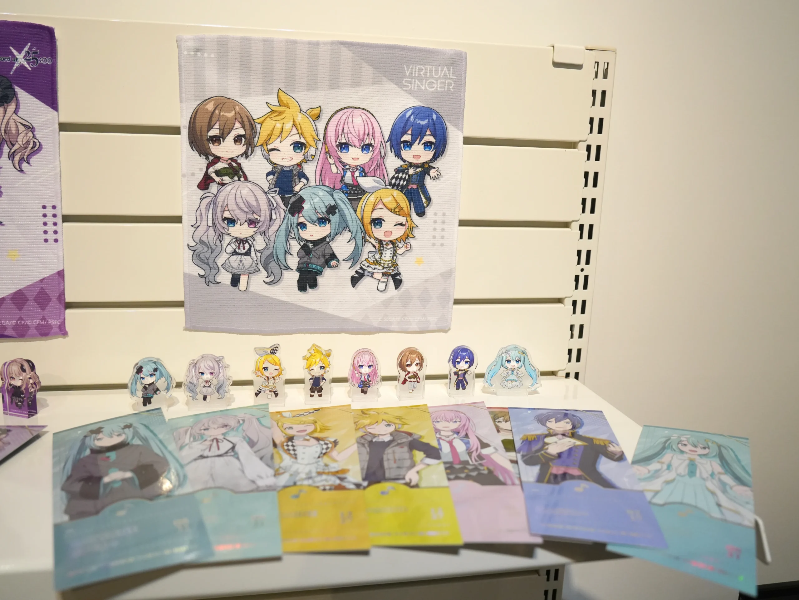 【開箱】《劇場版 世界計畫 崩壞的世界與無法歌唱的初音未來》x 萌番 MoreFun，找回最初歌唱的勇氣！