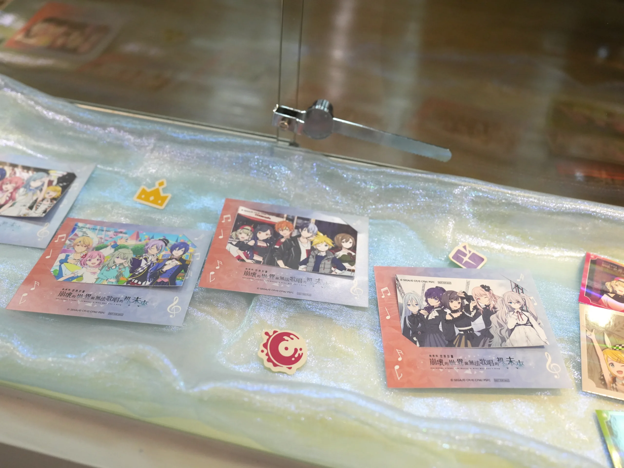 【開箱】《劇場版 世界計畫 崩壞的世界與無法歌唱的初音未來》x 萌番 MoreFun，找回最初歌唱的勇氣！