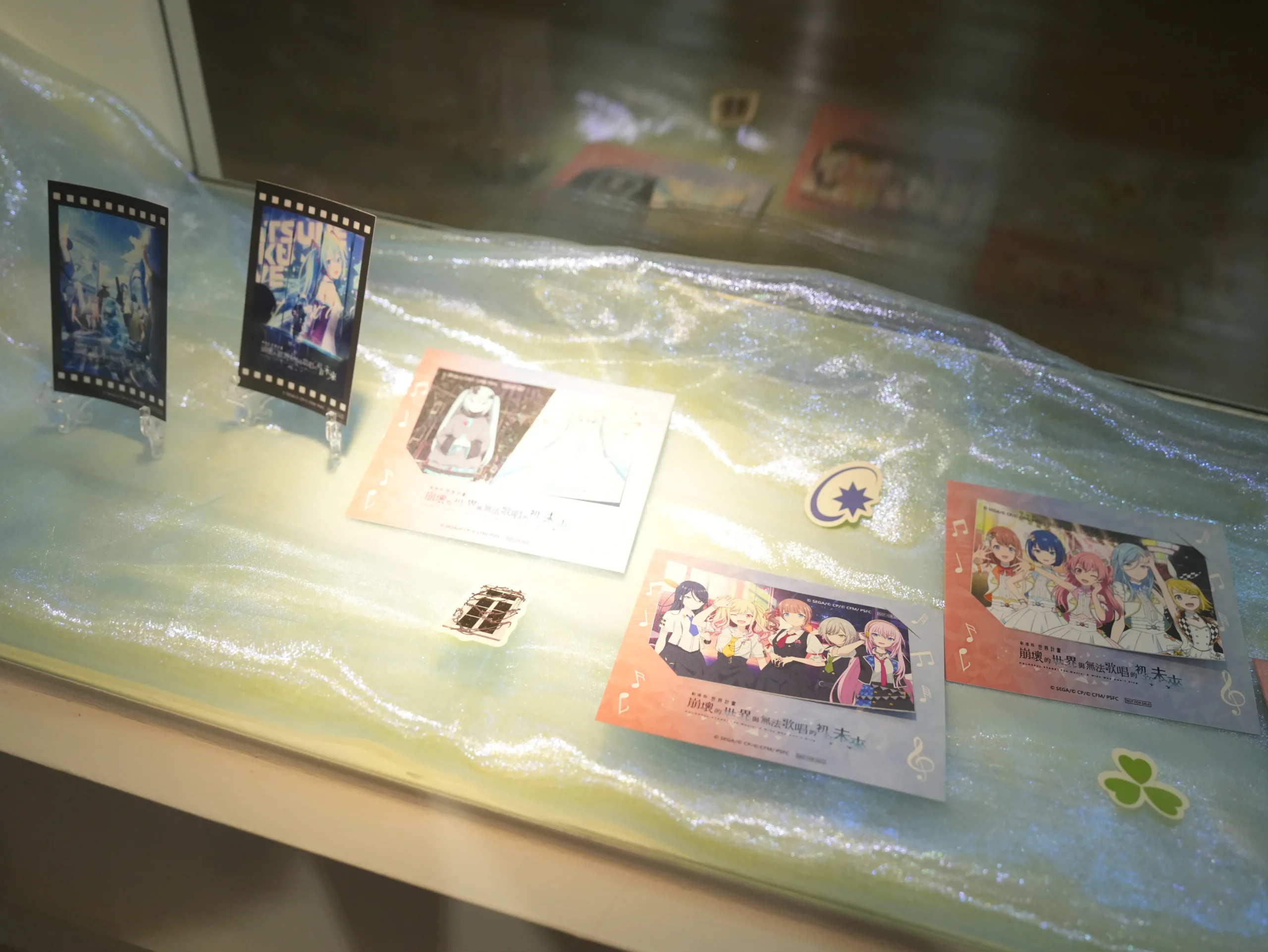 【開箱】《劇場版 世界計畫 崩壞的世界與無法歌唱的初音未來》x 萌番 MoreFun，找回最初歌唱的勇氣！