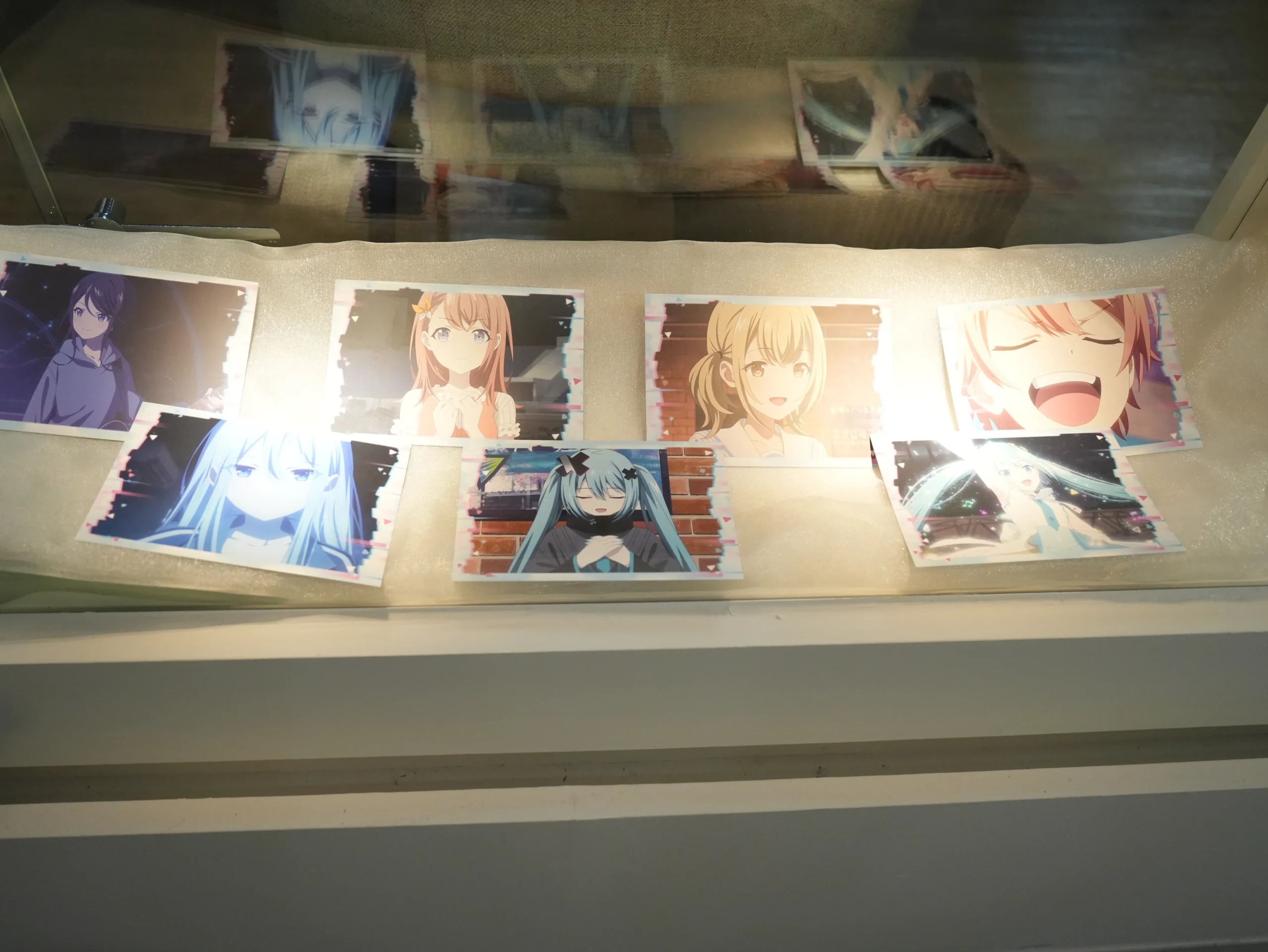 【開箱】《劇場版 世界計畫 崩壞的世界與無法歌唱的初音未來》x 萌番 MoreFun，找回最初歌唱的勇氣！