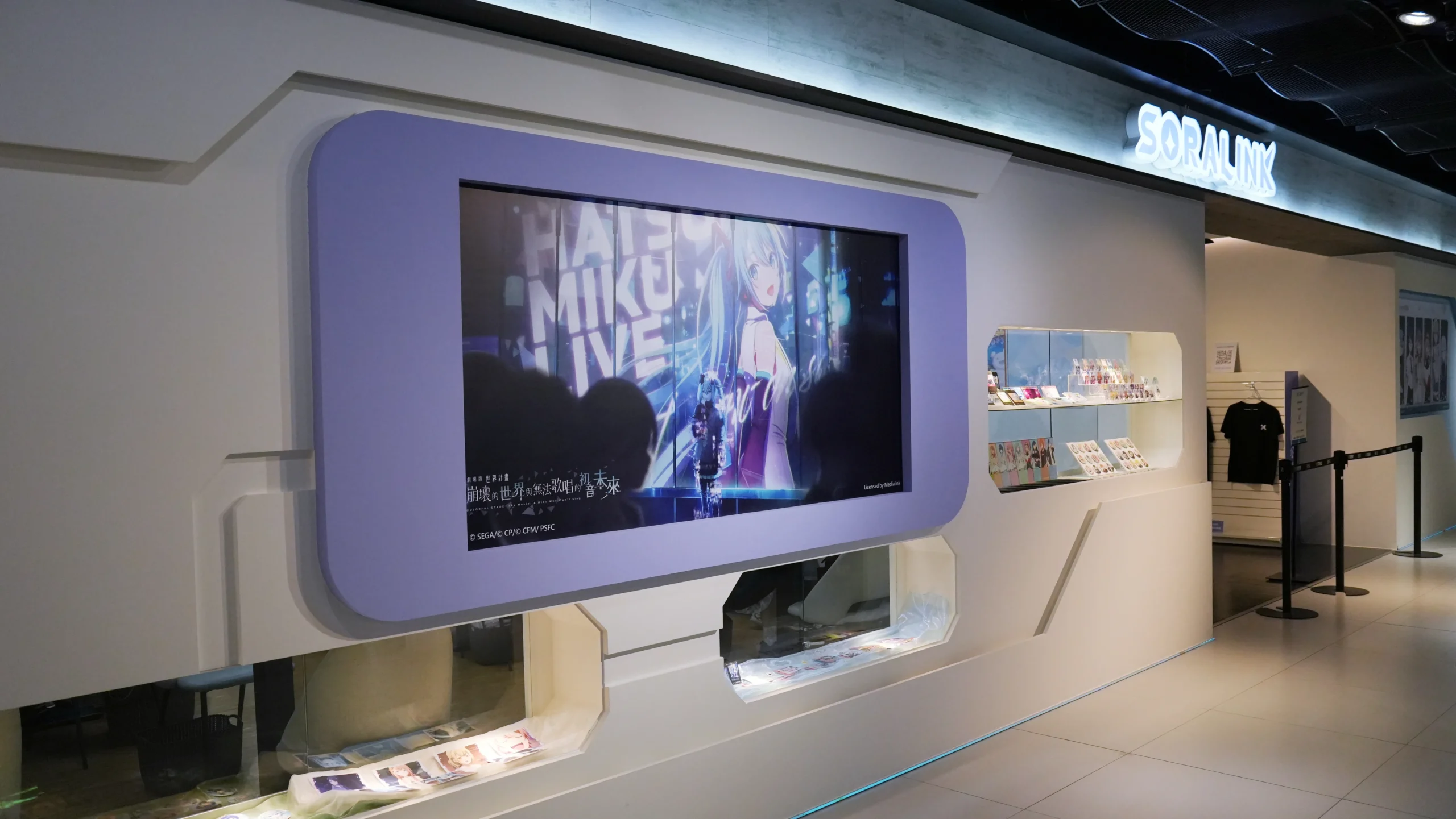 【開箱】《劇場版 世界計畫 崩壞的世界與無法歌唱的初音未來》x 萌番 MoreFun，找回最初歌唱的勇氣！