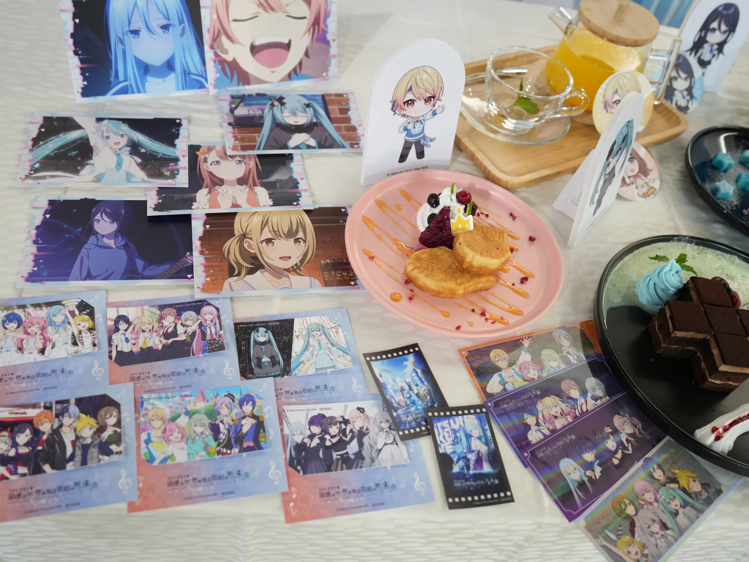 【開箱】《劇場版 世界計畫 崩壞的世界與無法歌唱的初音未來》x 萌番 MoreFun，找回最初歌唱的勇氣！