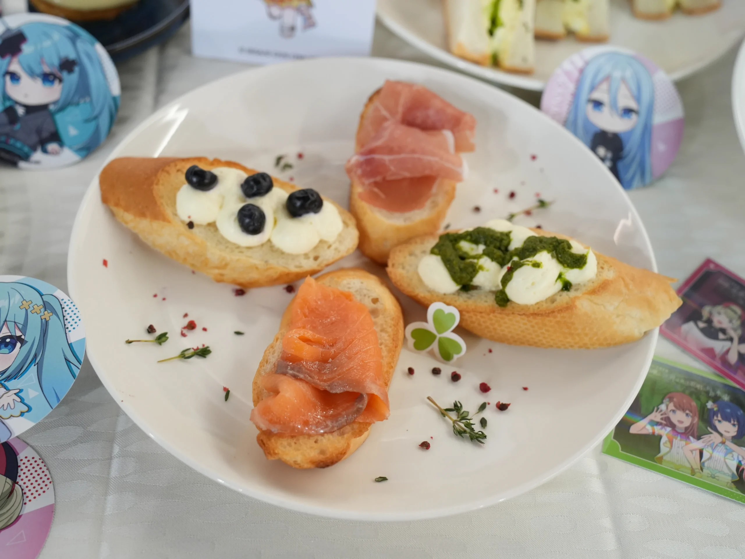 【開箱】《劇場版 世界計畫 崩壞的世界與無法歌唱的初音未來》x 萌番 MoreFun，找回最初歌唱的勇氣！