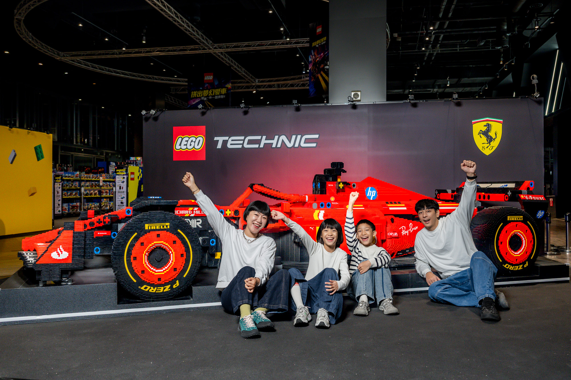 樂高®《拼出夢幻愛車》主題活動熱血登場！邀大小朋友化身夢想賽車手F1 ®車迷別錯過！1:1比例樂高®F1 ®法拉利首度震撼來台 3/26就在桃園台茂購物中心