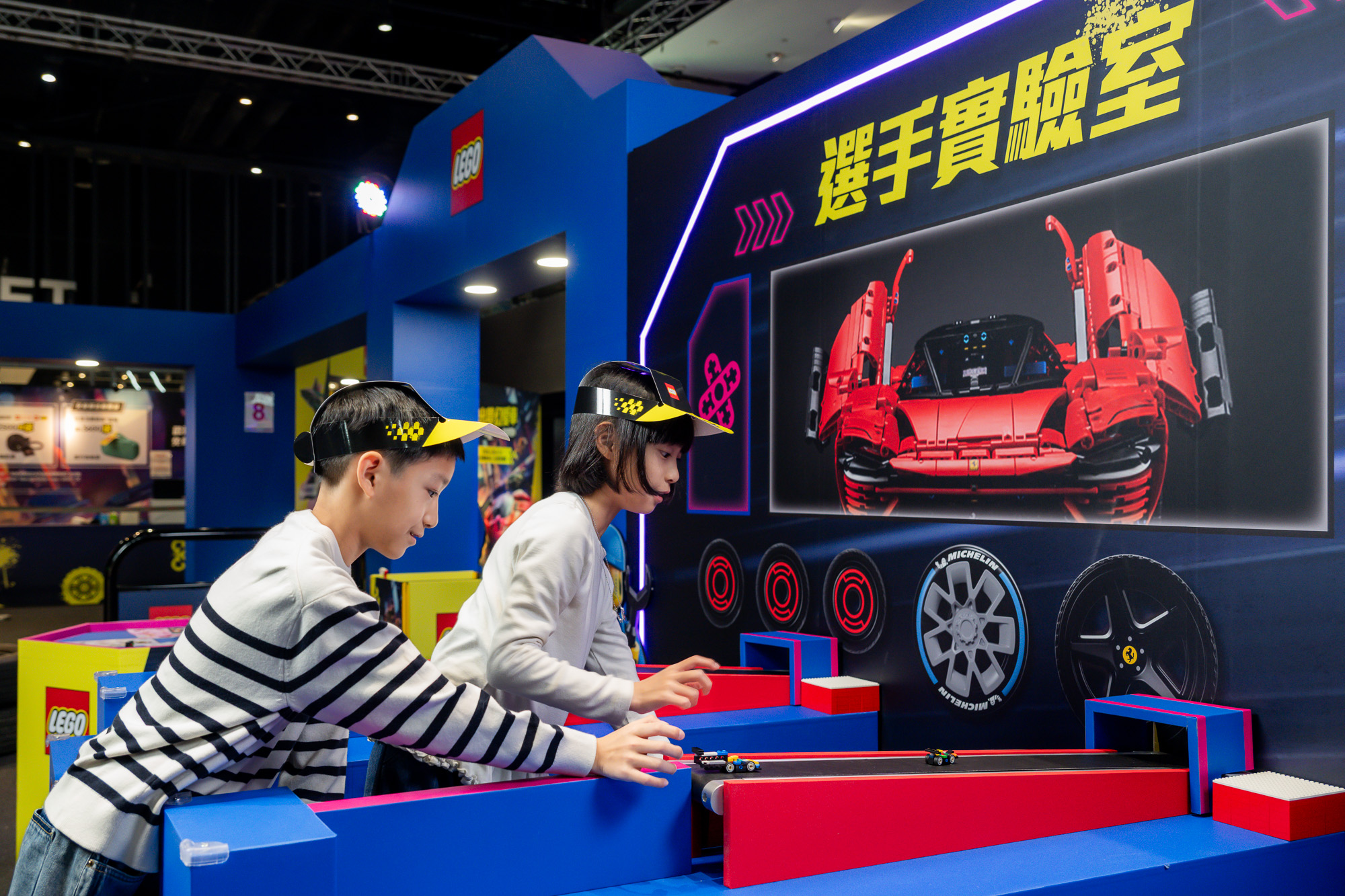 樂高®《拼出夢幻愛車》主題活動熱血登場!邀大小朋友化身夢想賽車手F1 ®車迷別錯過!1:1比例樂高®F1 ®法拉利首度震撼來台 3/26就在桃園台茂購物中心