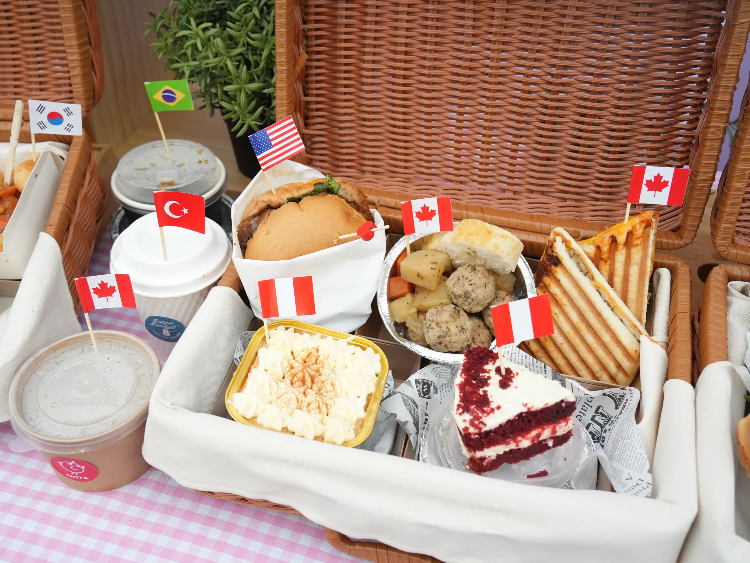 【開箱】2026 台北花伴野餐攜手《Pokémon GO》，各國美食餐籃大開箱，一齊走春樂抓寶！