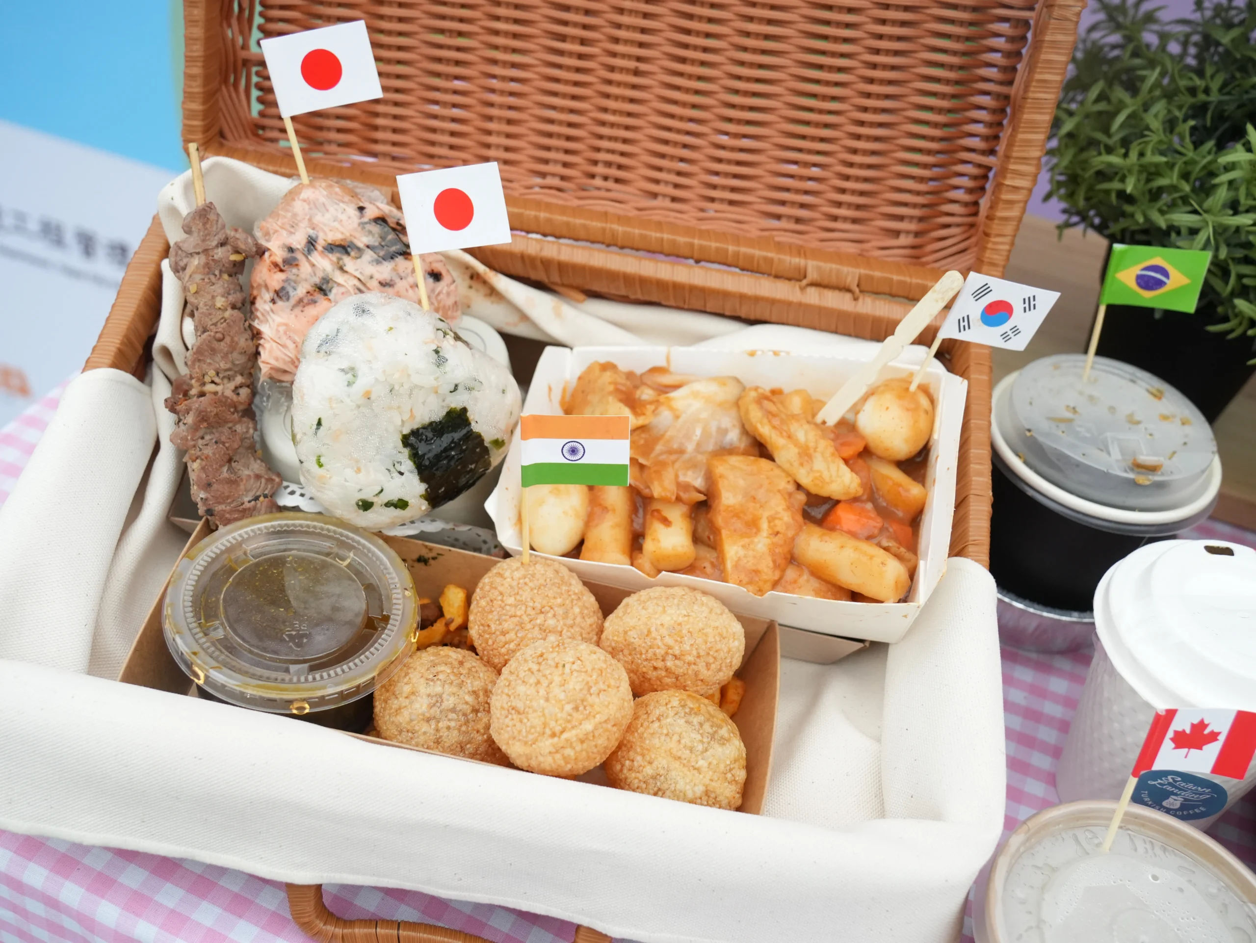 【開箱】2026 台北花伴野餐攜手《Pokémon GO》，各國美食餐籃大開箱，一齊走春樂抓寶！