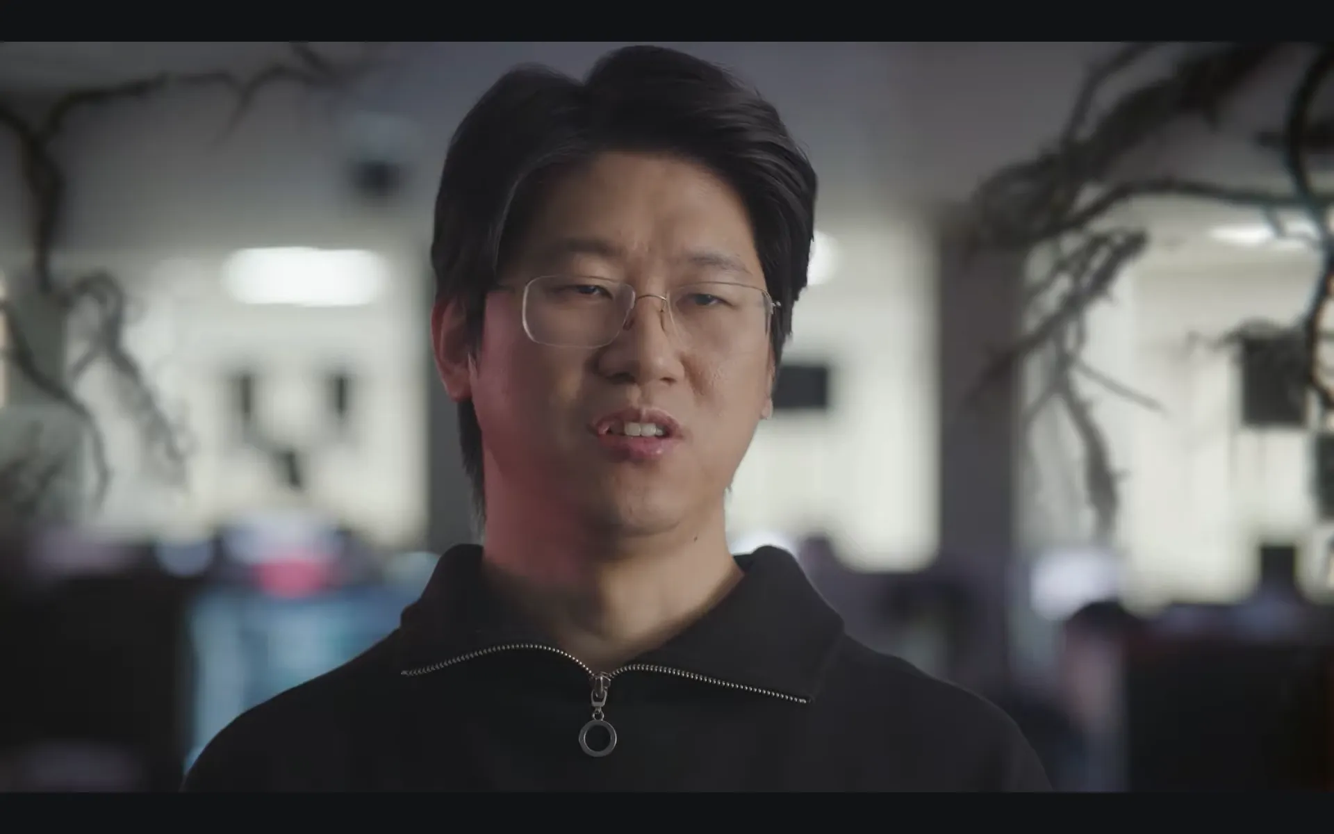 《惡靈古堡》之父歸隊！金亨泰收編三上真司新工作室，不過這開發環境…是在拍《北斗神拳》嗎？