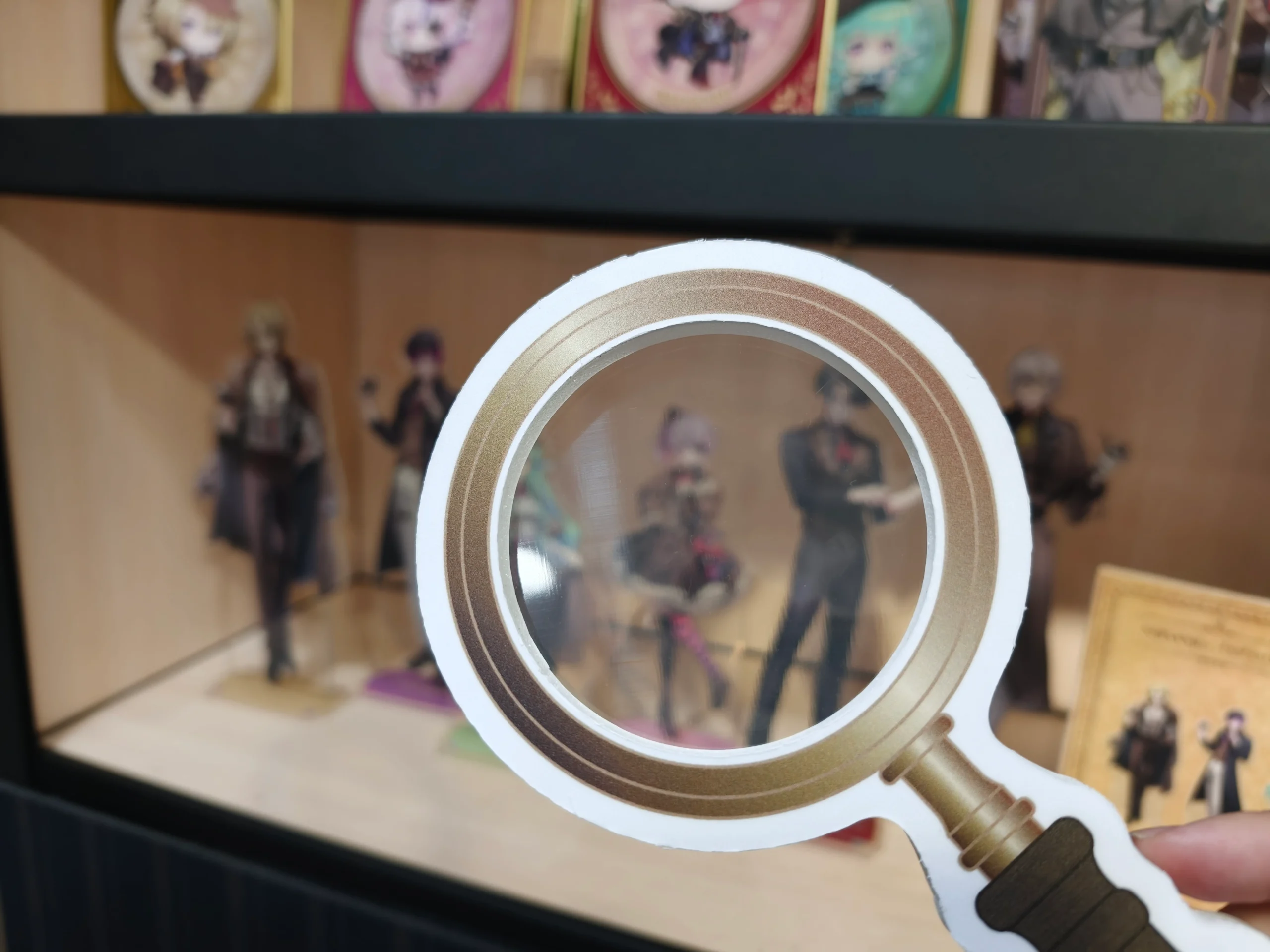 【開箱】與彩虹社 EN 的六人解開謎團！NIJISANJI EN《偵探謎影》x FANFANS CAFÉ 聯名咖啡廳正式登場！