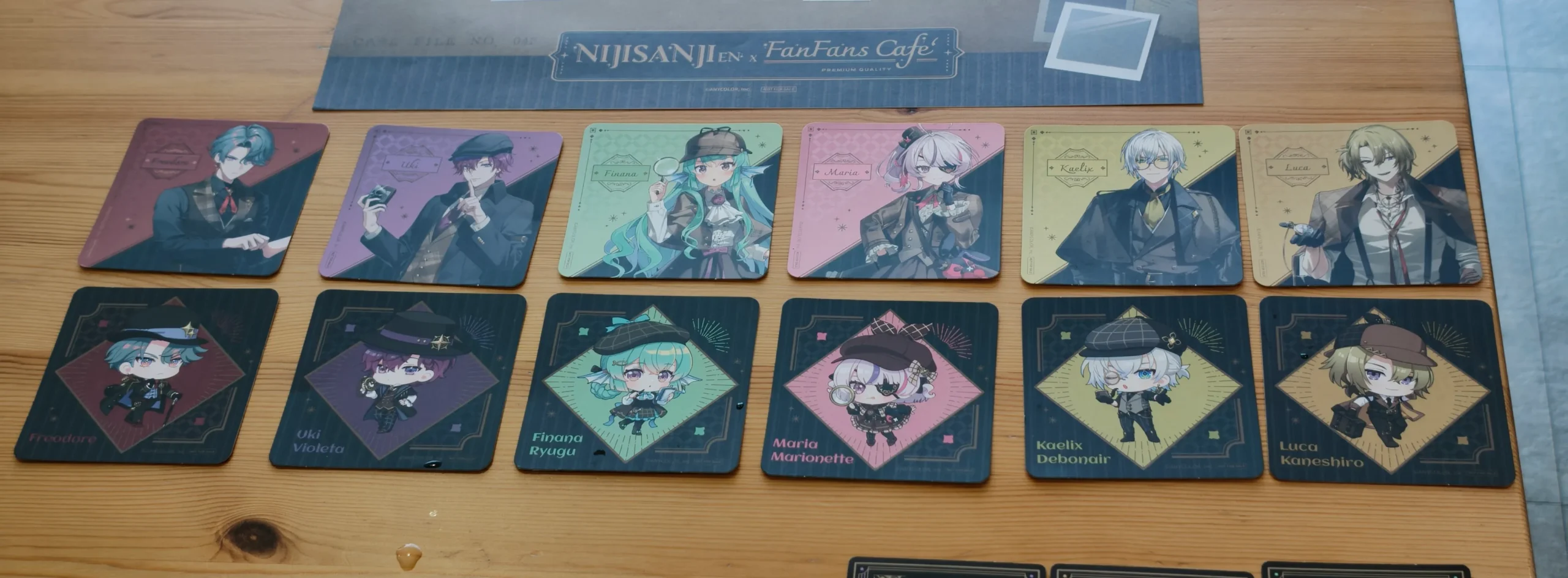 【開箱】與彩虹社 EN 的六人解開謎團！NIJISANJI EN《偵探謎影》x FANFANS CAFÉ 聯名咖啡廳正式登場！