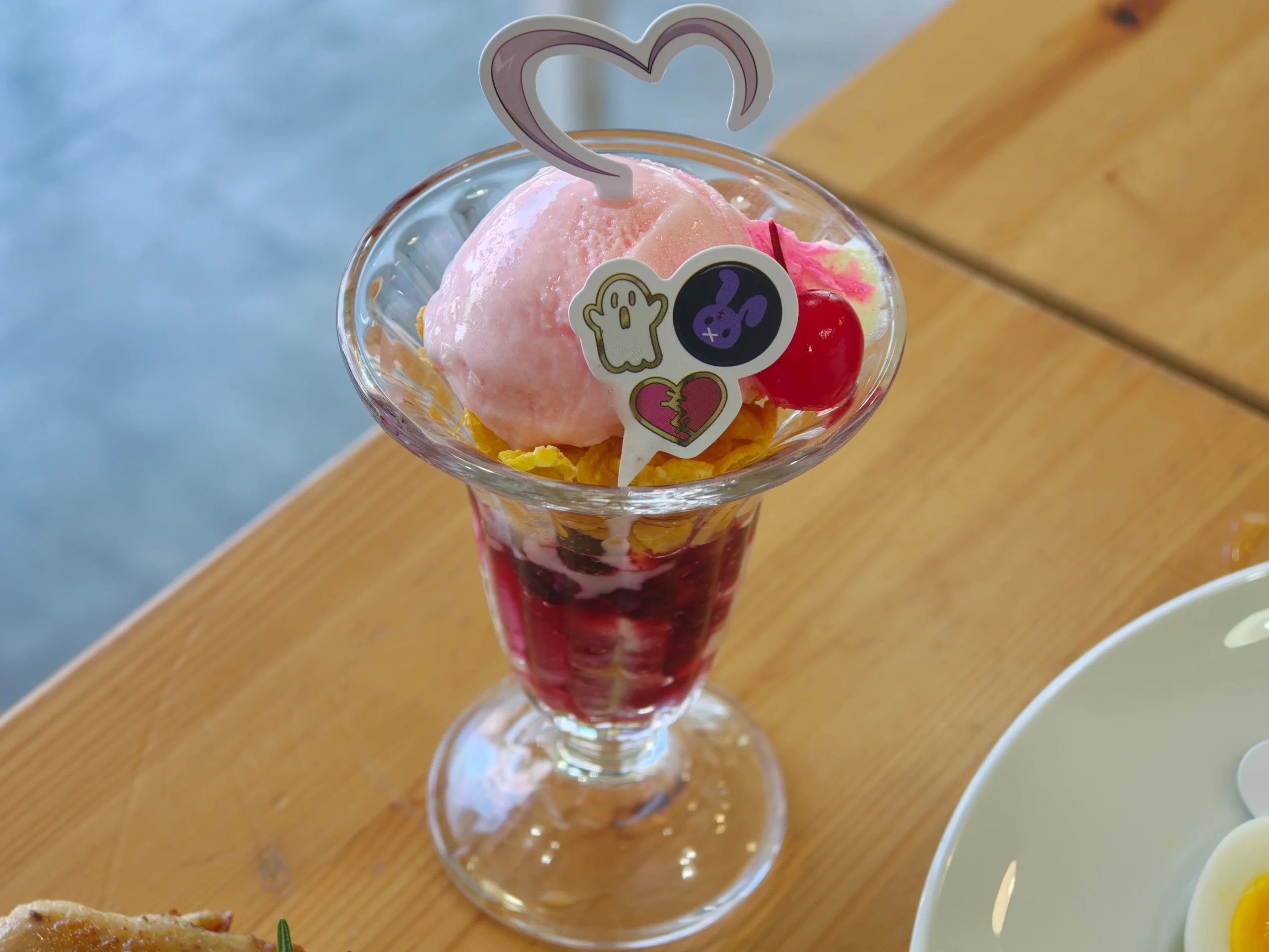 【開箱】與彩虹社 EN 的六人解開謎團！NIJISANJI EN《偵探謎影》x FANFANS CAFÉ 聯名咖啡廳正式登場！