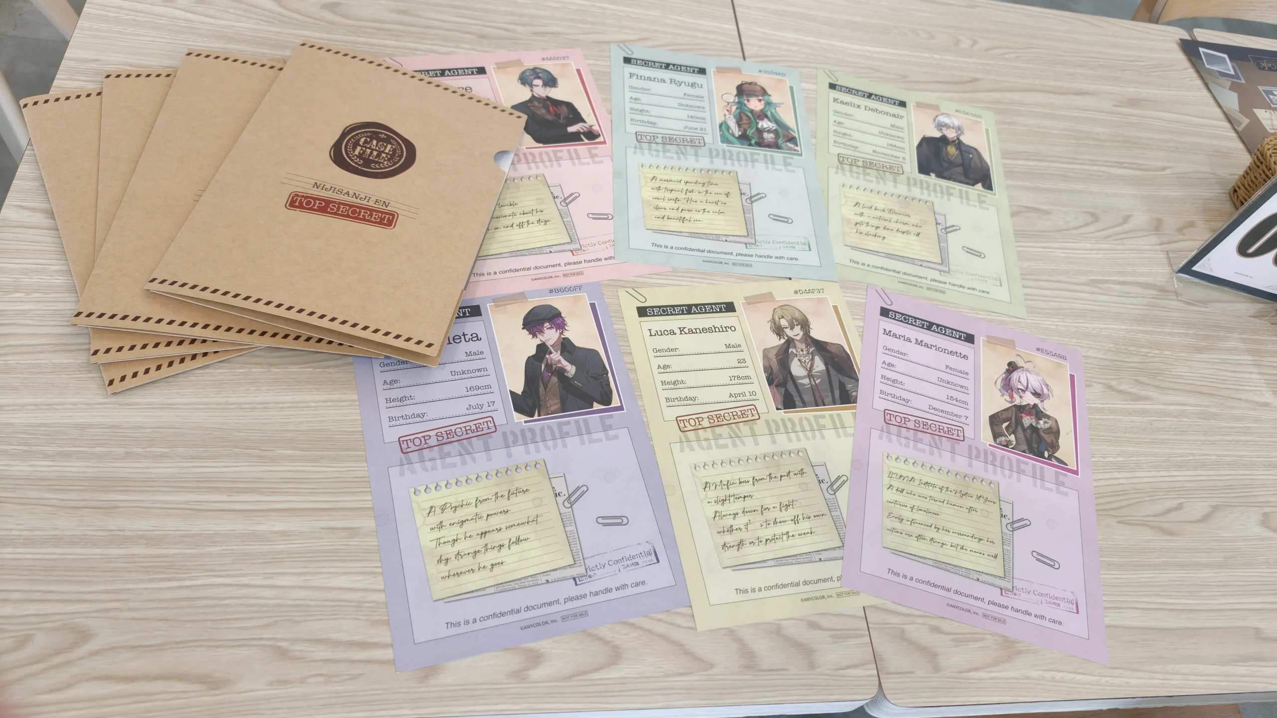 【開箱】與彩虹社 EN 的六人解開謎團！NIJISANJI EN《偵探謎影》x FANFANS CAFÉ 聯名咖啡廳正式登場！