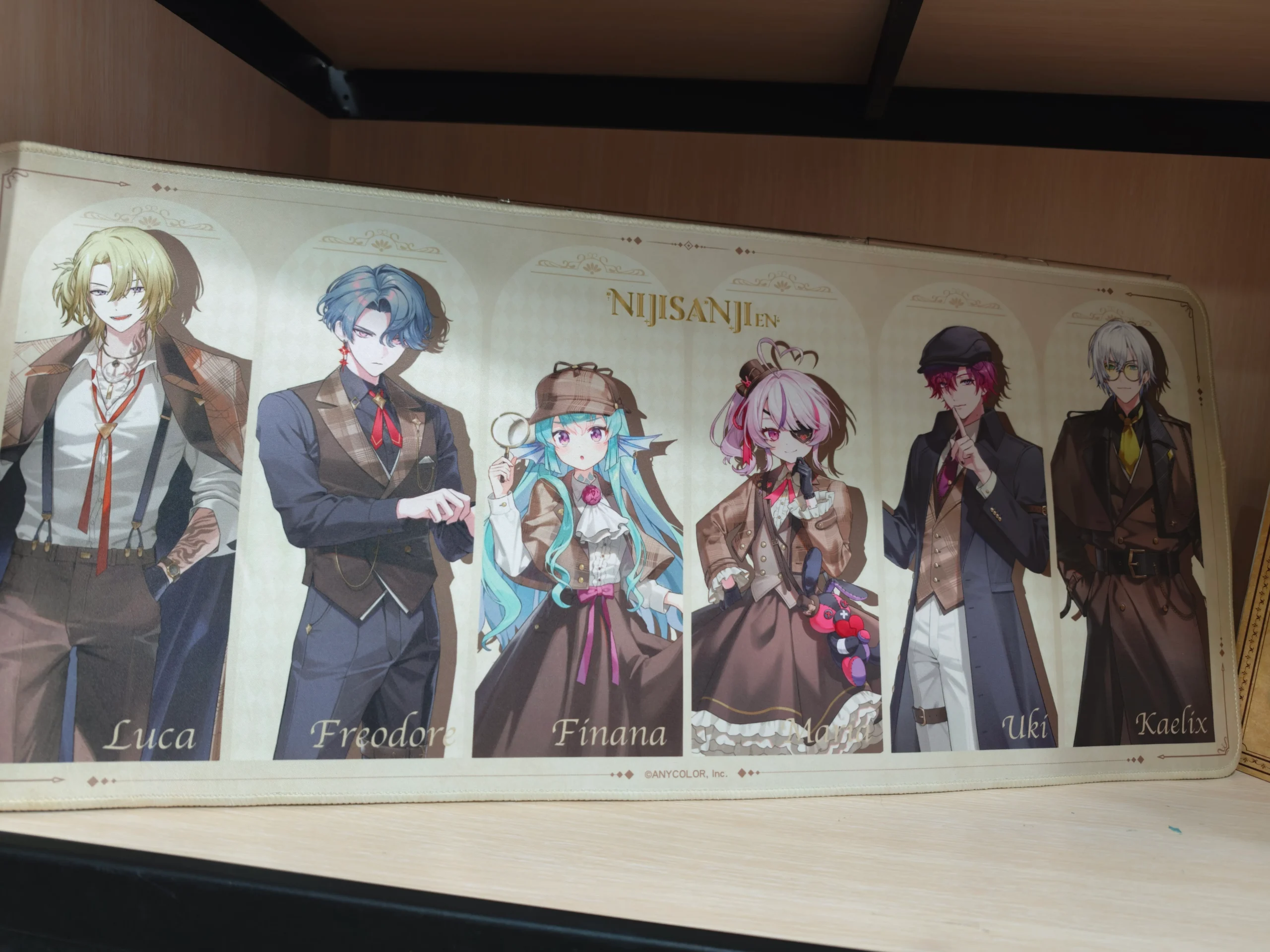 【開箱】與彩虹社 EN 的六人解開謎團！NIJISANJI EN《偵探謎影》x FANFANS CAFÉ 聯名咖啡廳正式登場！