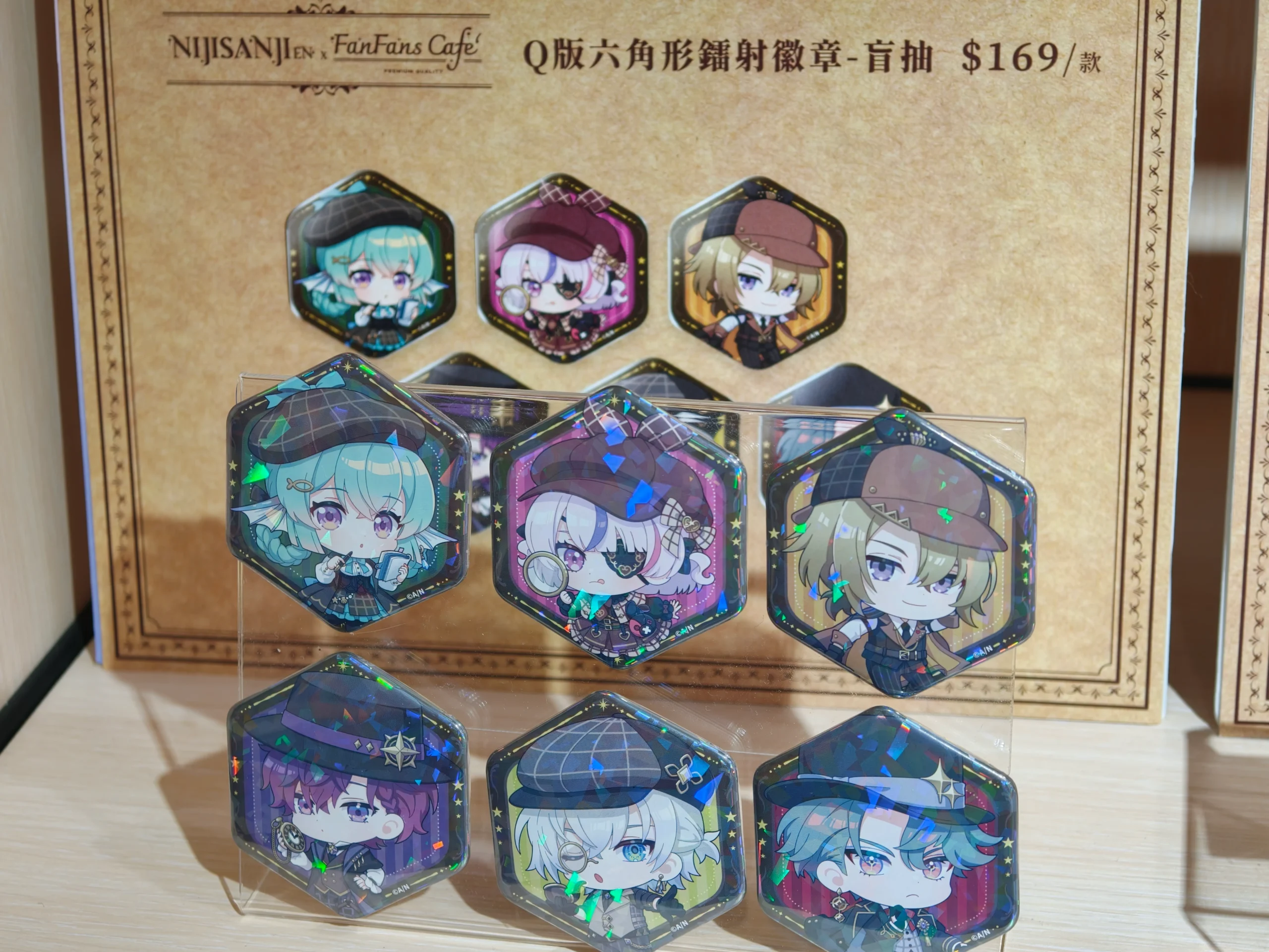 【開箱】與彩虹社 EN 的六人解開謎團！NIJISANJI EN《偵探謎影》x FANFANS CAFÉ 聯名咖啡廳正式登場！