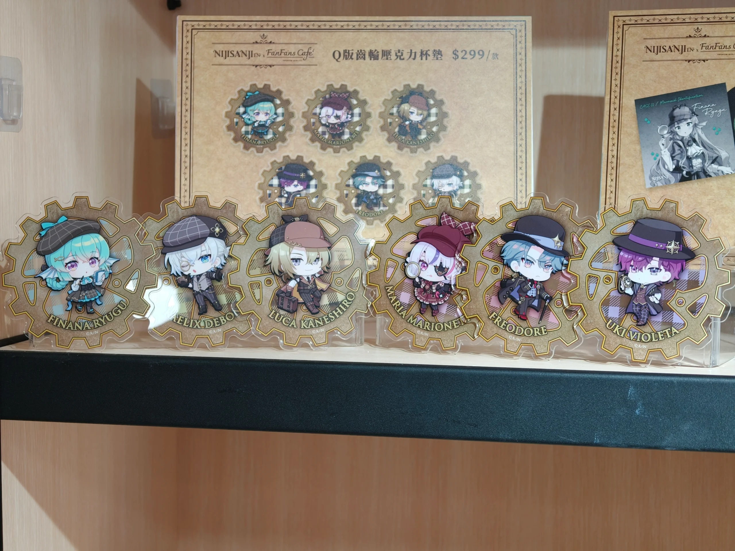 【開箱】與彩虹社 EN 的六人解開謎團！NIJISANJI EN《偵探謎影》x FANFANS CAFÉ 聯名咖啡廳正式登場！