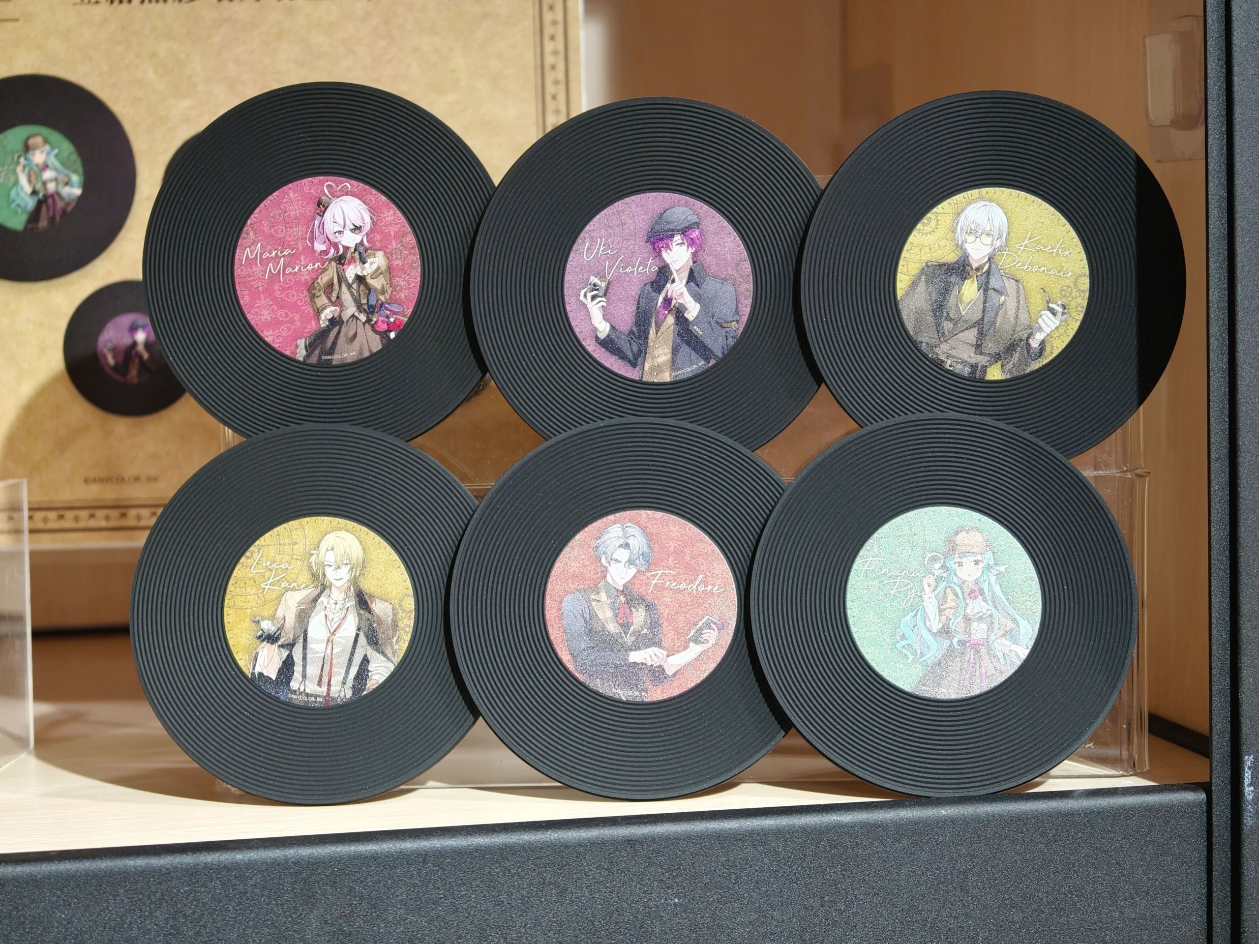 【開箱】與彩虹社 EN 的六人解開謎團！NIJISANJI EN《偵探謎影》x FANFANS CAFÉ 聯名咖啡廳正式登場！