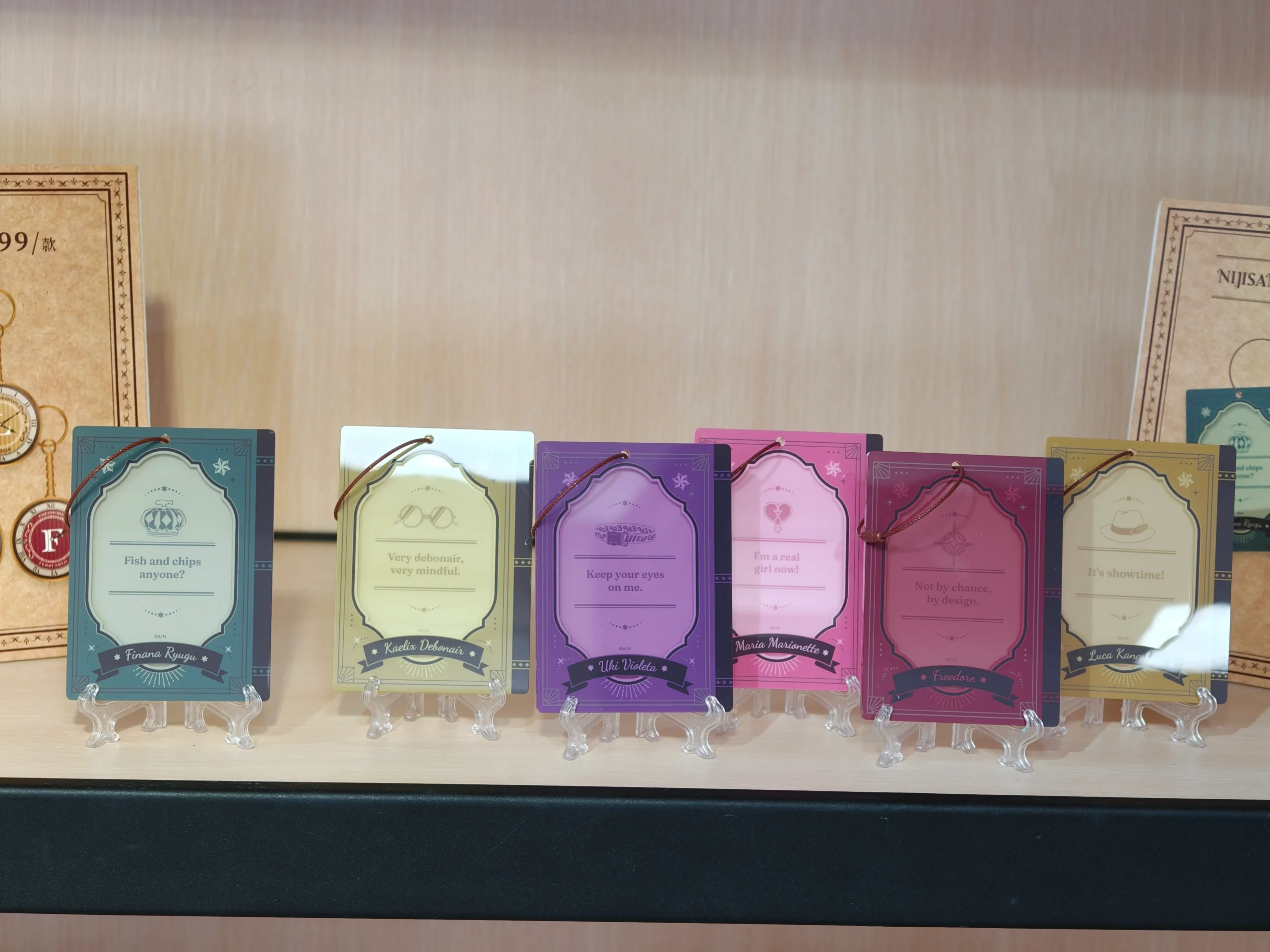 【開箱】與彩虹社 EN 的六人解開謎團！NIJISANJI EN《偵探謎影》x FANFANS CAFÉ 聯名咖啡廳正式登場！