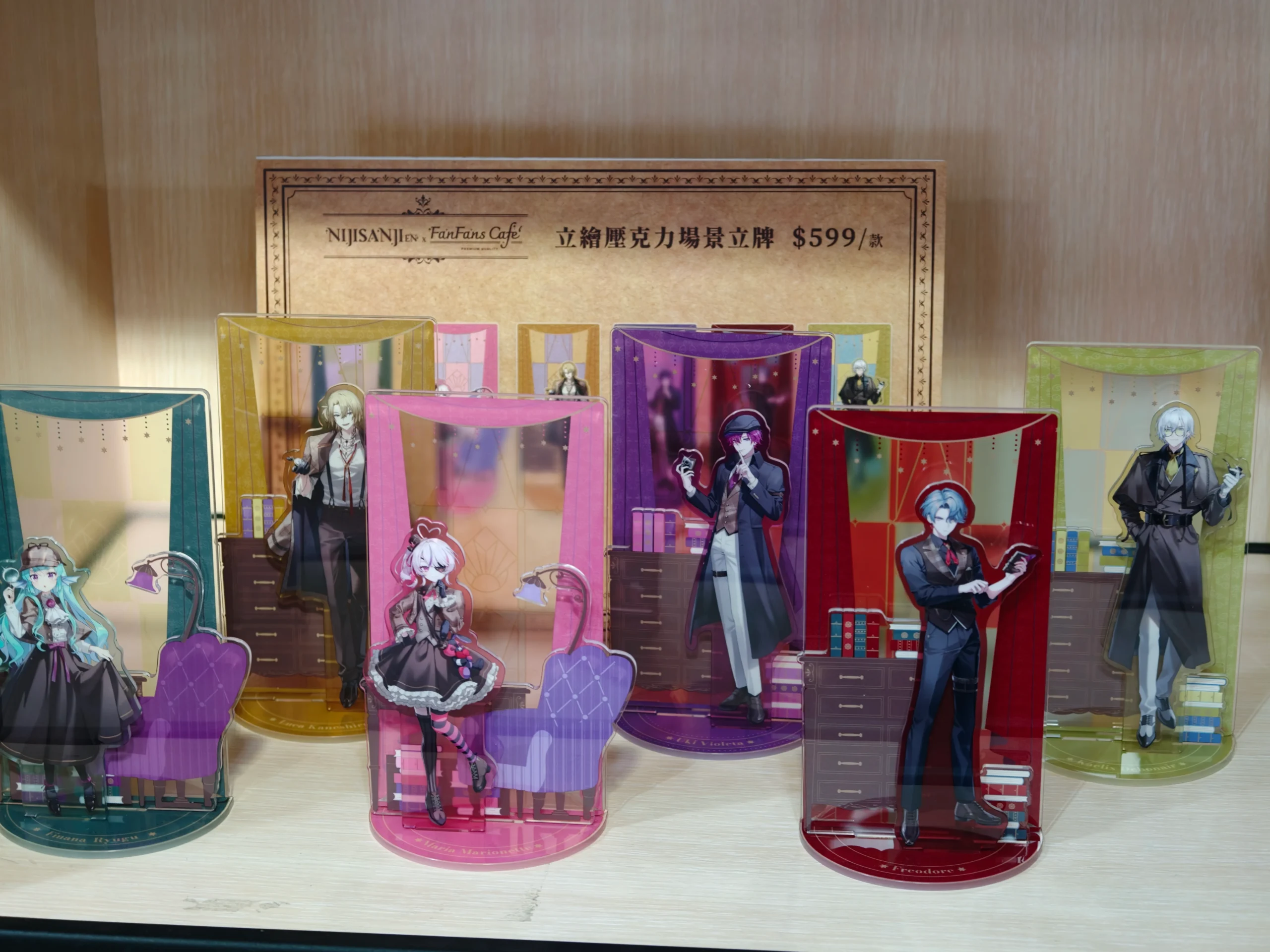 【開箱】與彩虹社 EN 的六人解開謎團！NIJISANJI EN《偵探謎影》x FANFANS CAFÉ 聯名咖啡廳正式登場！