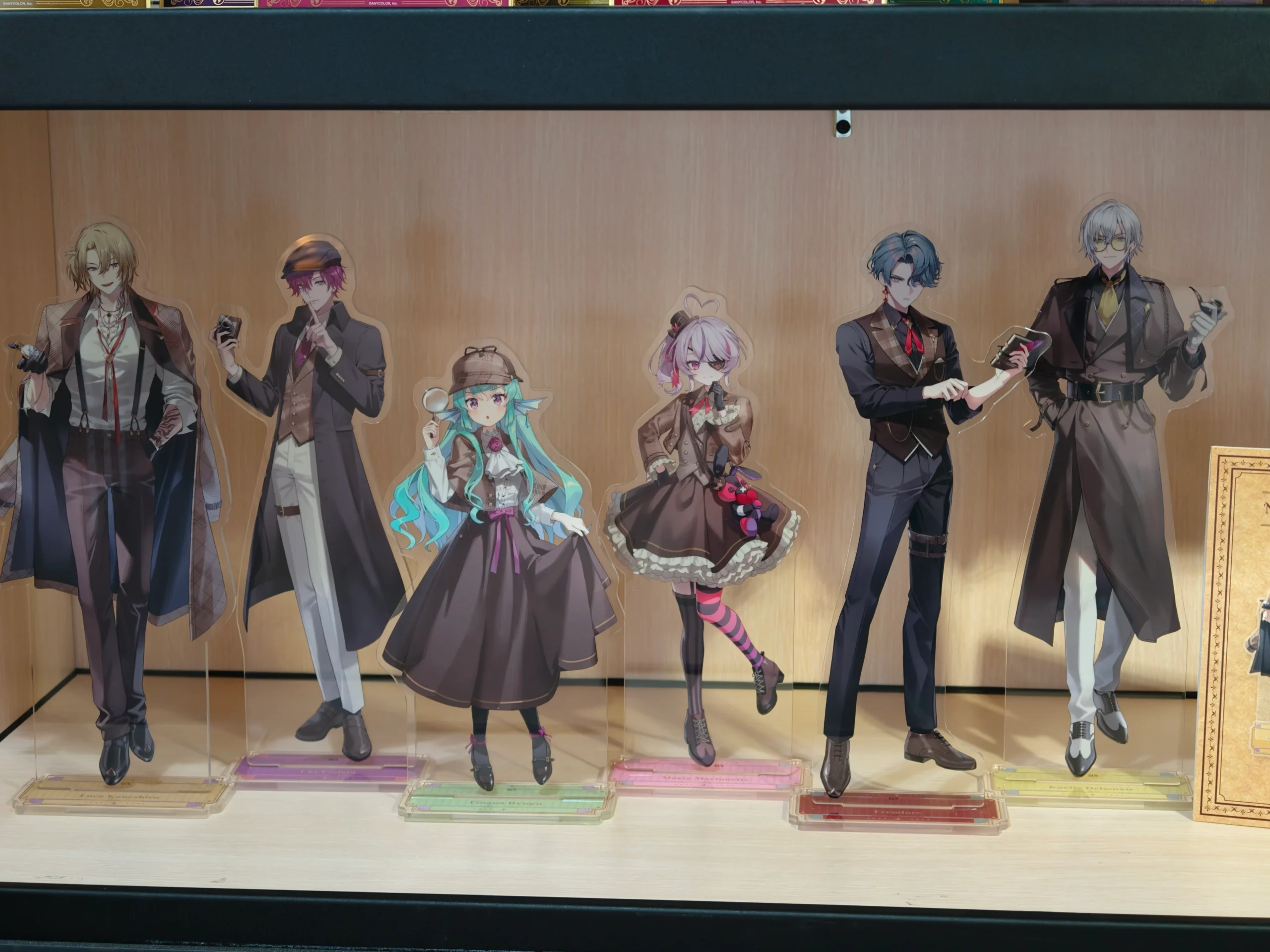 【開箱】與彩虹社 EN 的六人解開謎團！NIJISANJI EN《偵探謎影》x FANFANS CAFÉ 聯名咖啡廳正式登場！