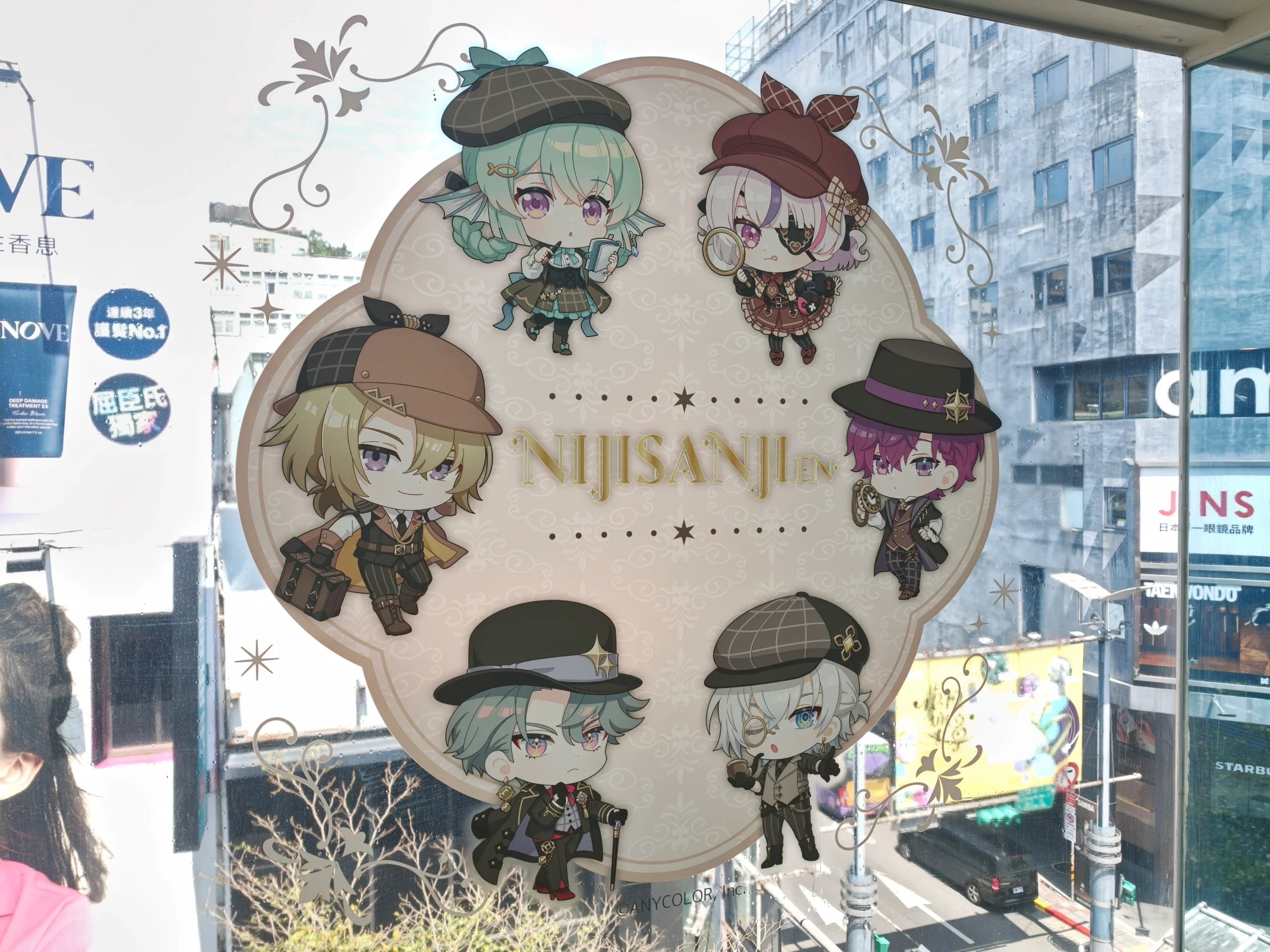 【開箱】與彩虹社 EN 的六人解開謎團！NIJISANJI EN《偵探謎影》x FANFANS CAFÉ 聯名咖啡廳正式登場！