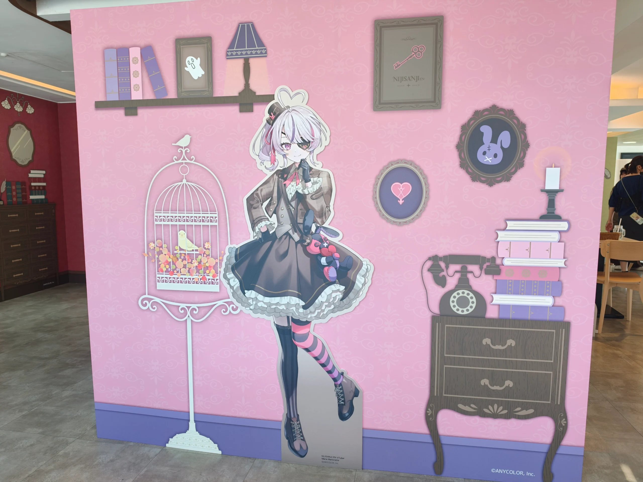 【開箱】與彩虹社 EN 的六人解開謎團！NIJISANJI EN《偵探謎影》x FANFANS CAFÉ 聯名咖啡廳正式登場！