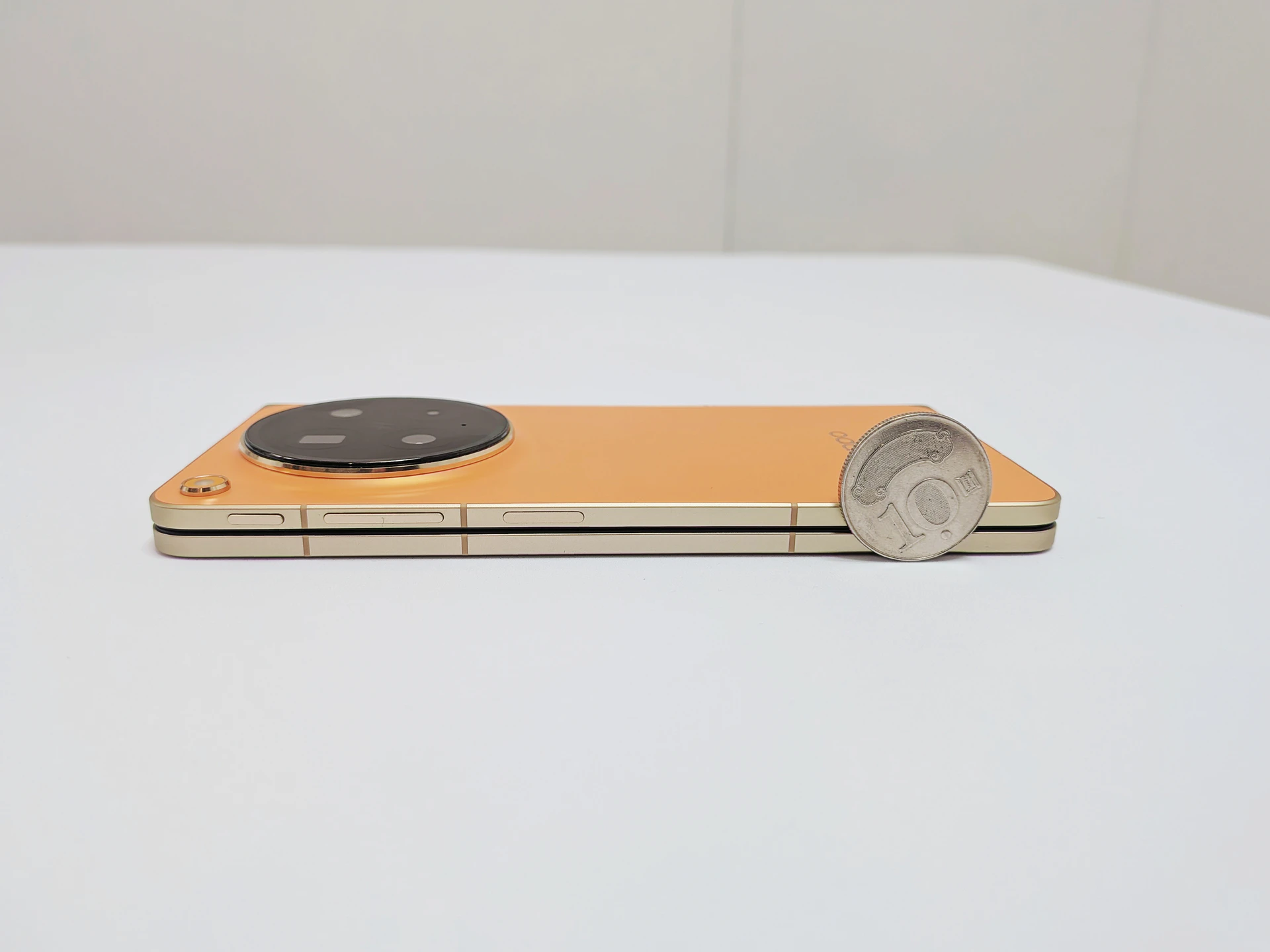 OPPO摺疊旗艦Find N6登台！主打「無感摺痕＋2億畫素」　8.93mm、225g挑戰輕薄極限