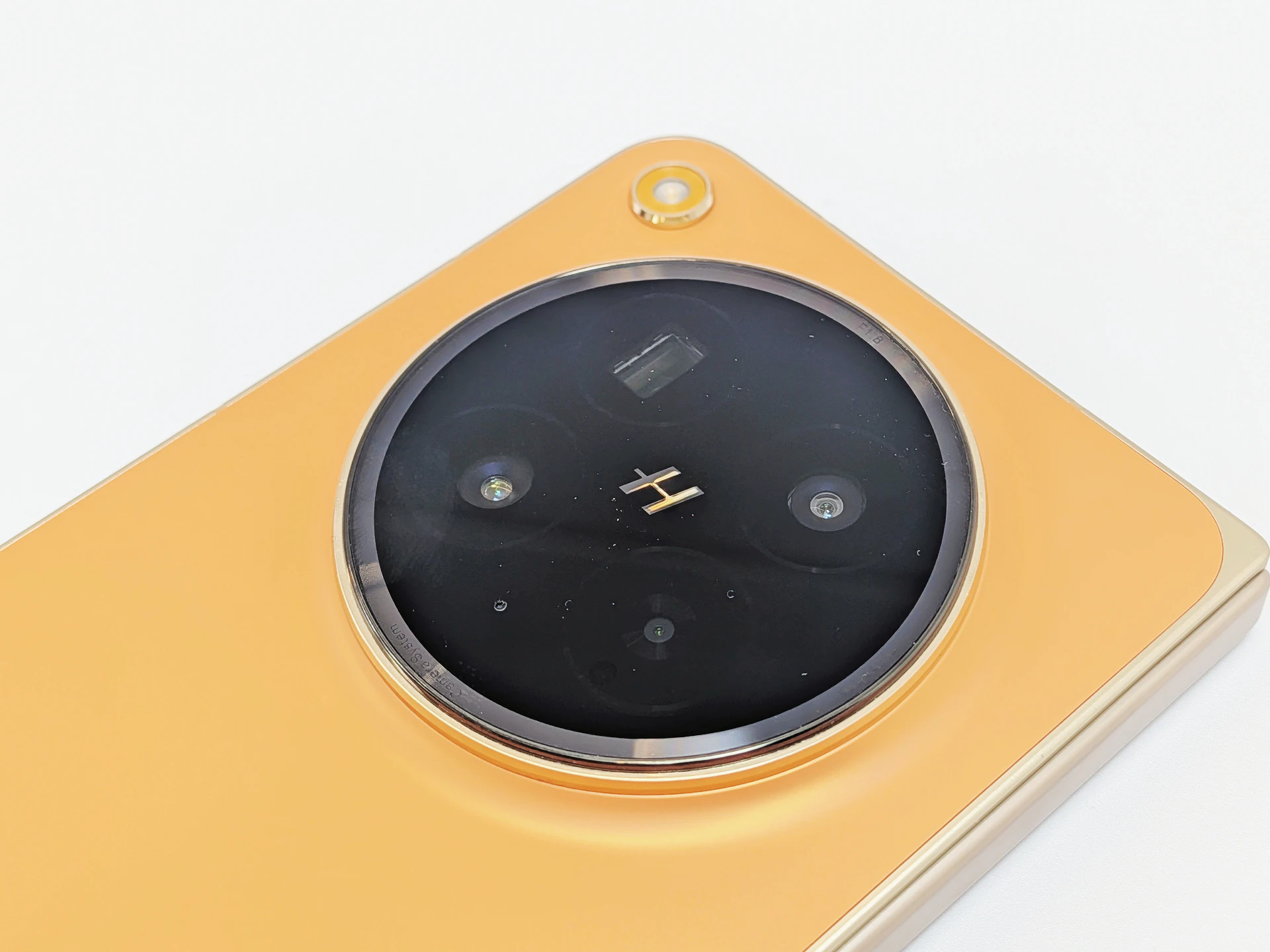 OPPO摺疊旗艦Find N6登台！主打「無感摺痕＋2億畫素」　8.93mm、225g挑戰輕薄極限