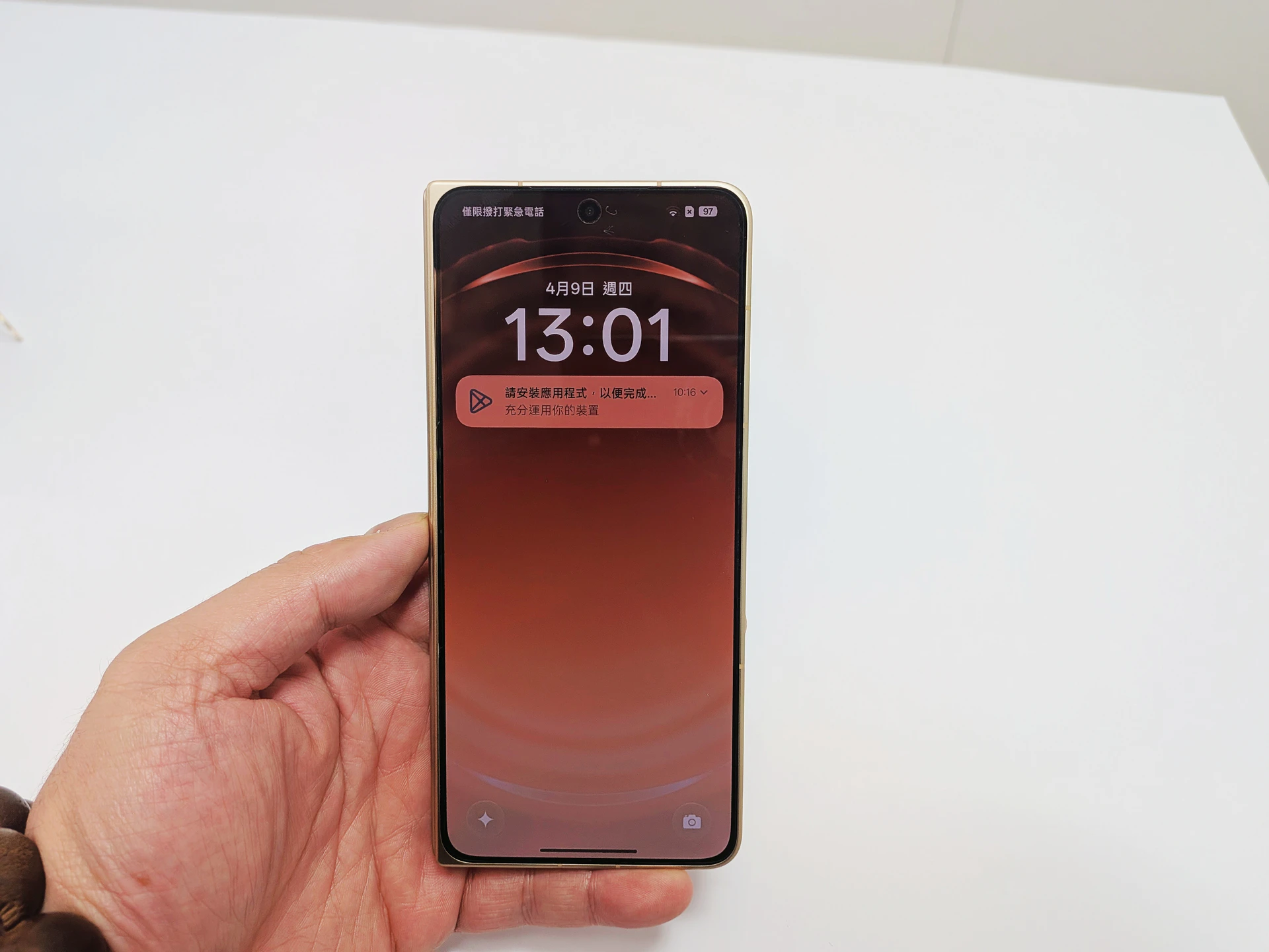 OPPO摺疊旗艦Find N6登台！主打「無感摺痕＋2億畫素」　8.93mm、225g挑戰輕薄極限