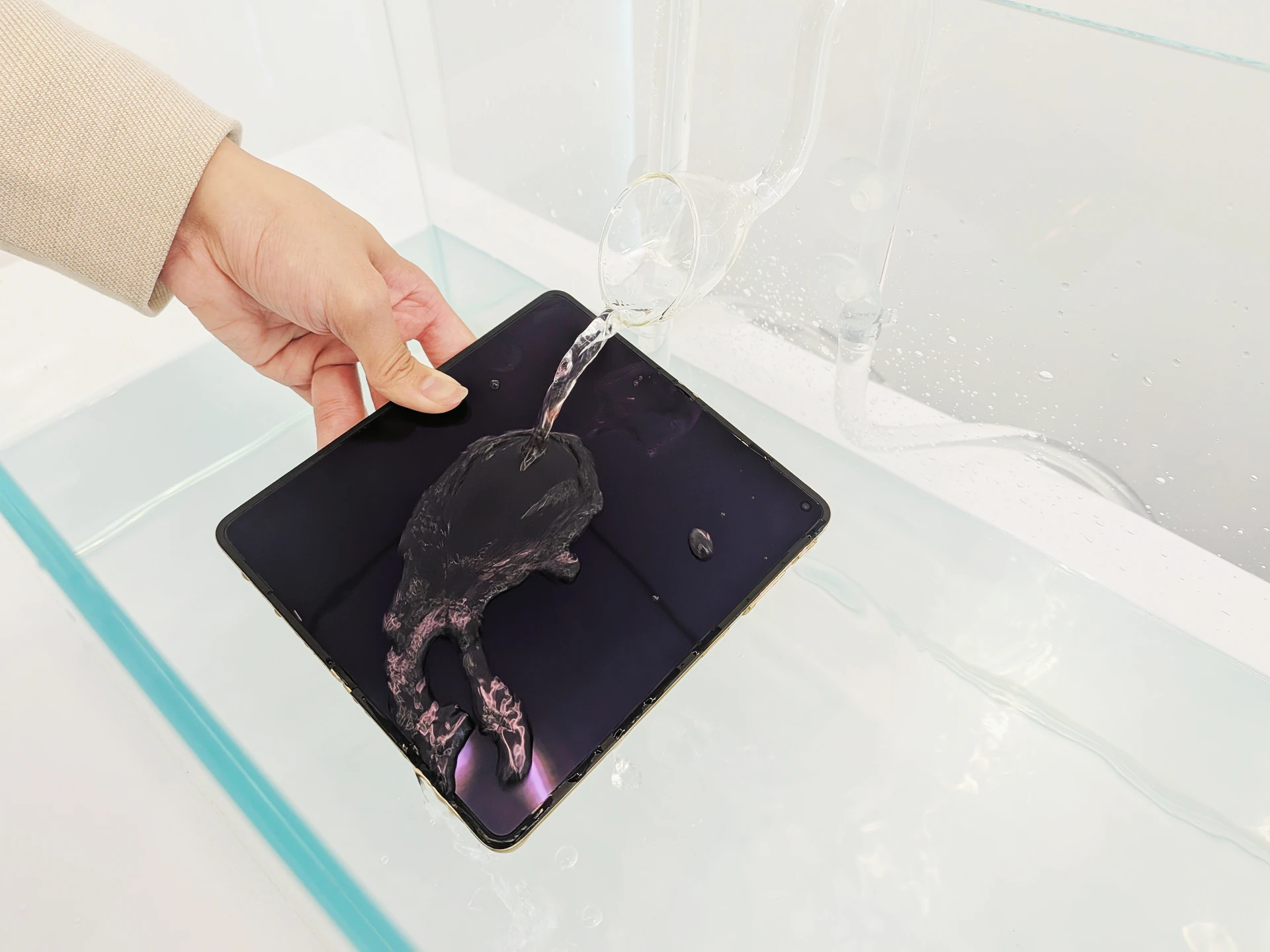 OPPO摺疊旗艦Find N6登台！主打「無感摺痕＋2億畫素」　8.93mm、225g挑戰輕薄極限