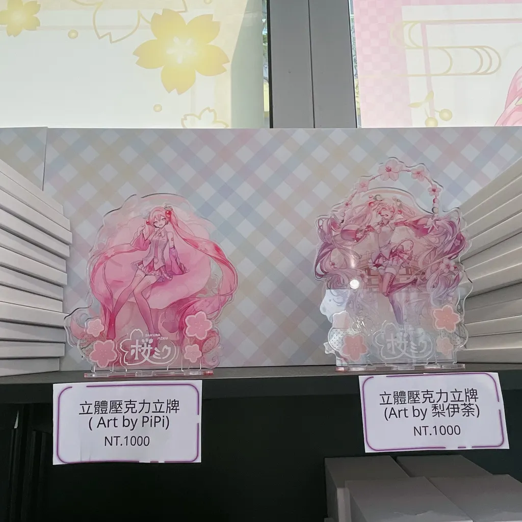 初音粉必逛！ANIQUE 攜手知名繪師打造《櫻花初音》三創快閃店，全新周邊浪漫首發