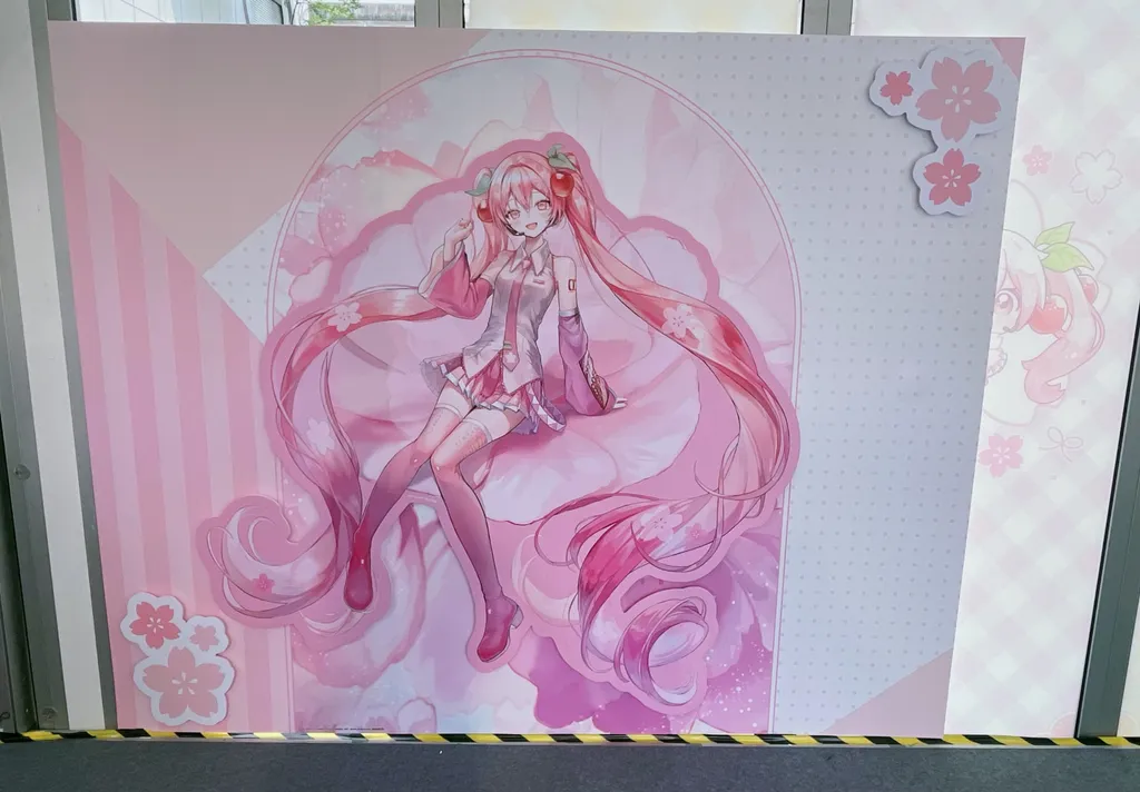 初音粉必逛！ANIQUE 攜手知名繪師打造《櫻花初音》三創快閃店，全新周邊浪漫首發