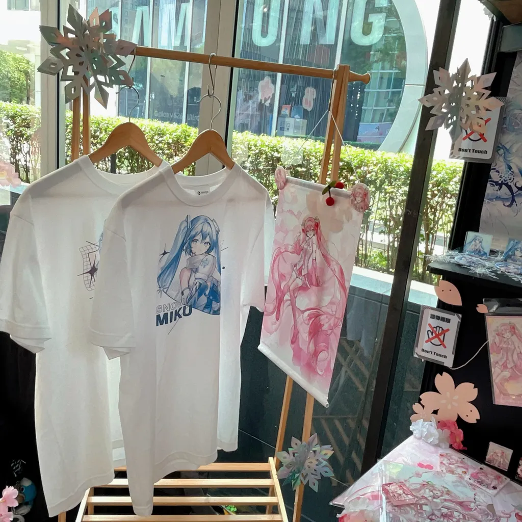 初音粉必逛！ANIQUE 攜手知名繪師打造《櫻花初音》三創快閃店，全新周邊浪漫首發