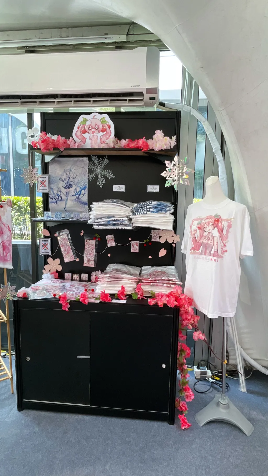 初音粉必逛！ANIQUE 攜手知名繪師打造《櫻花初音》三創快閃店，全新周邊浪漫首發