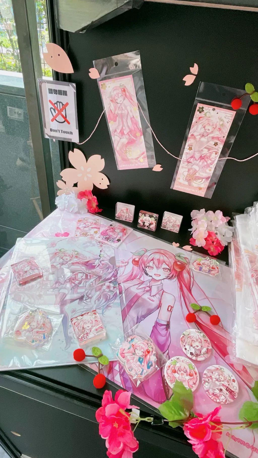 初音粉必逛！ANIQUE 攜手知名繪師打造《櫻花初音》三創快閃店，全新周邊浪漫首發