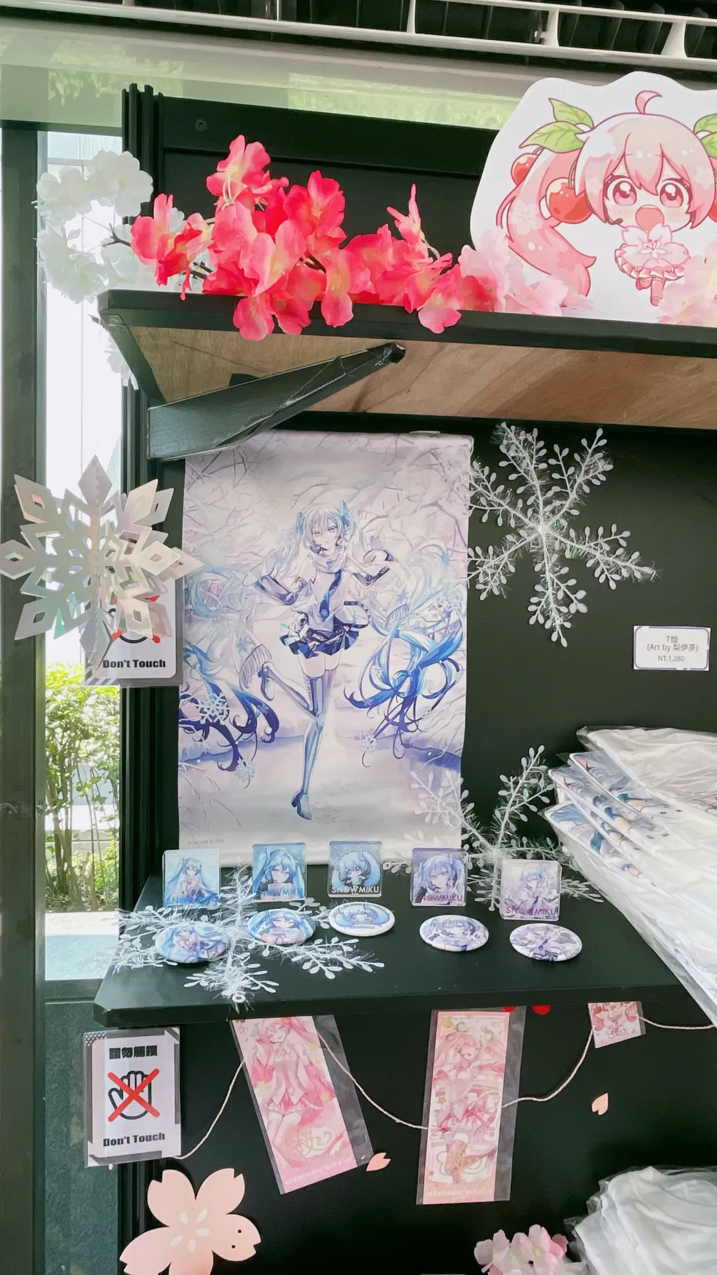 初音粉必逛！ANIQUE 攜手知名繪師打造《櫻花初音》三創快閃店，全新周邊浪漫首發