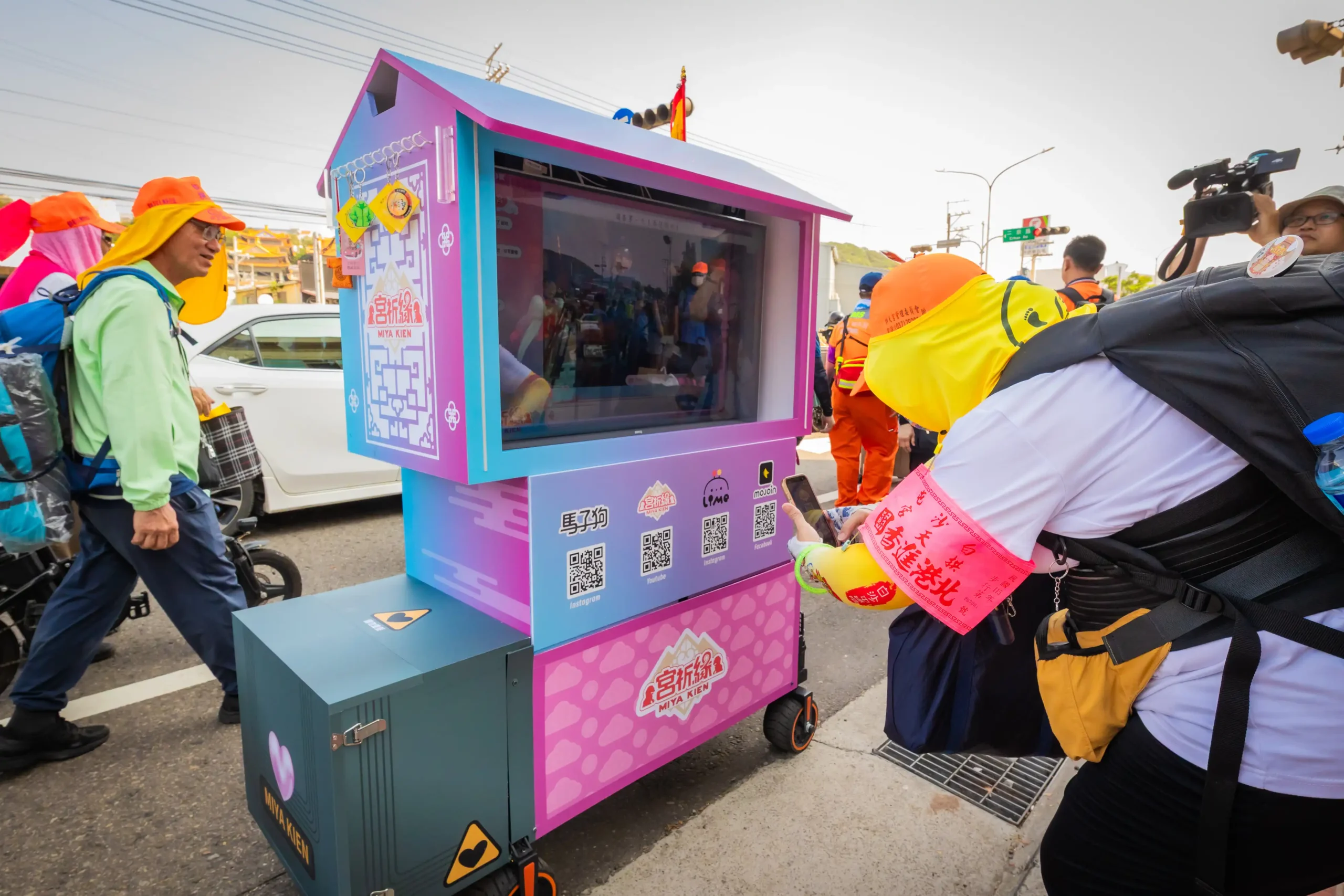 全台首例！宮廟少女「虛擬偶像宮祈緣」挑戰 9 天 8 夜白沙屯徒步進香 橘子集團原創 IP 化身「數位香燈腳」 打造虛實隨香新體驗