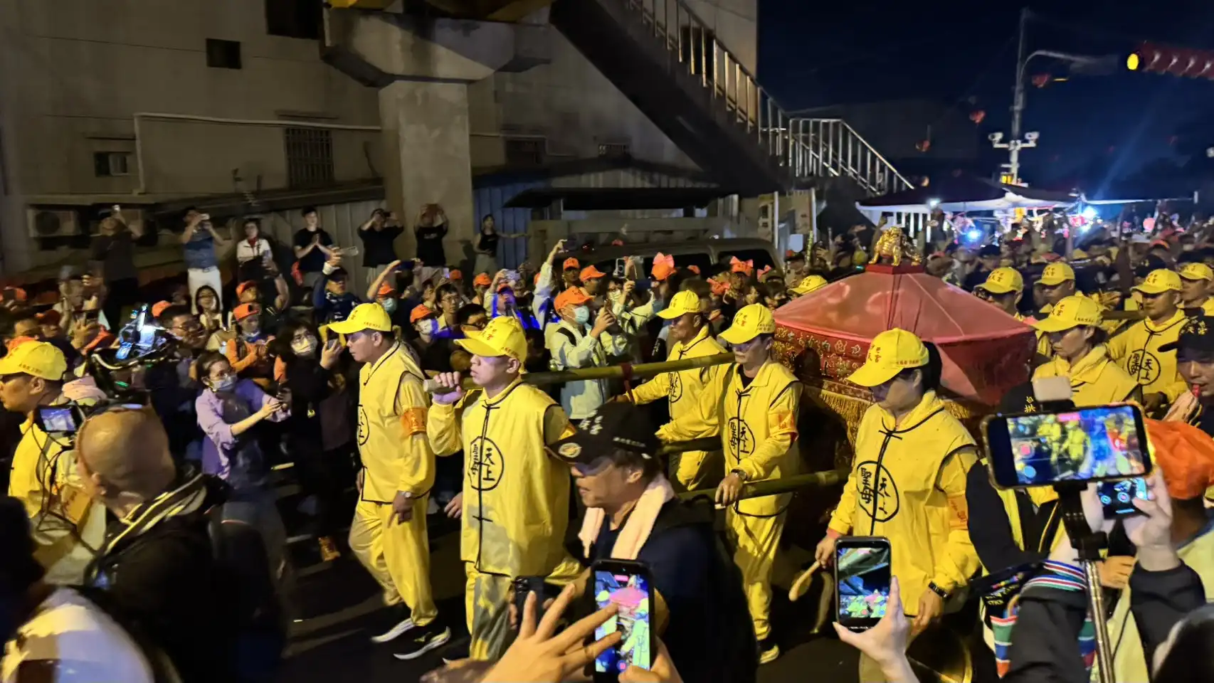 全台首例！宮廟少女「虛擬偶像宮祈緣」挑戰 9 天 8 夜白沙屯徒步進香 橘子集團原創 IP 化身「數位香燈腳」 打造虛實隨香新體驗