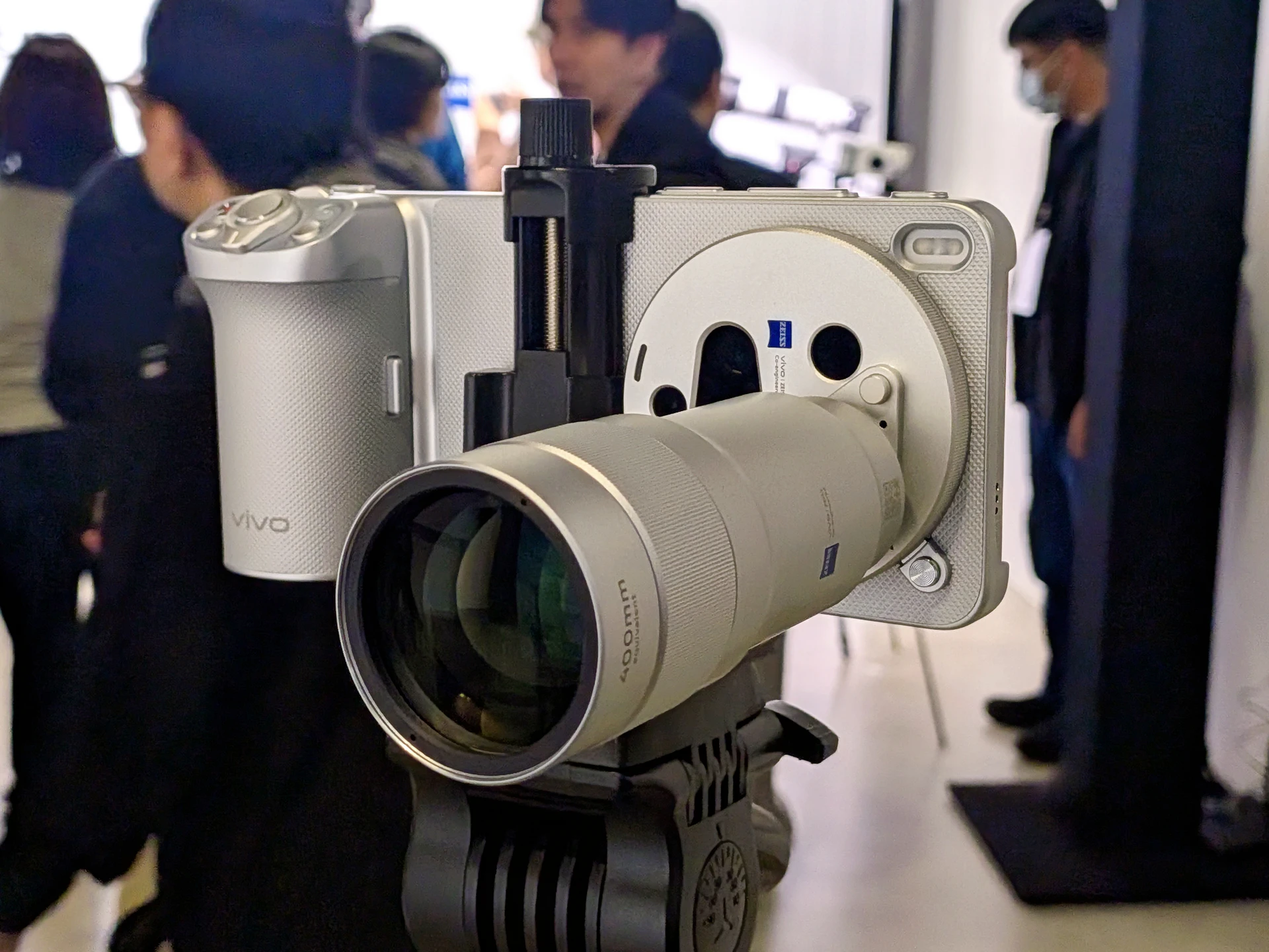 輕巧旗艦進駐長焦戰場！雙2億像素「口袋攝影機」登台　vivo X300 Ultra開放預購「最低2萬不到入手」